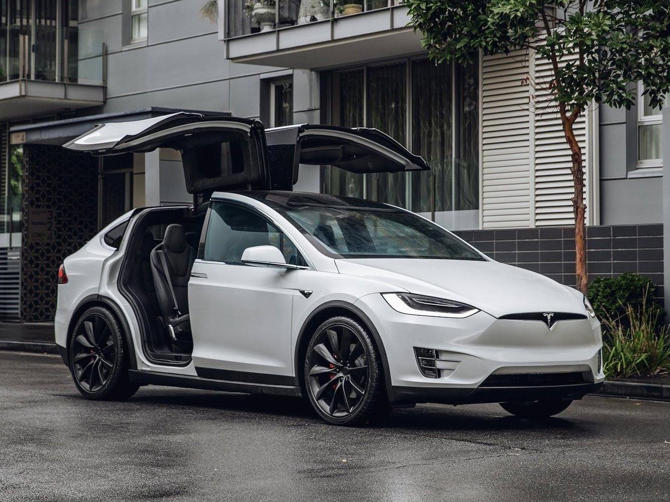 TESLA Model X 急速性能版舊售價： 664萬元→新售價：321.4萬，降幅達342.6萬。圖為Model X系列。