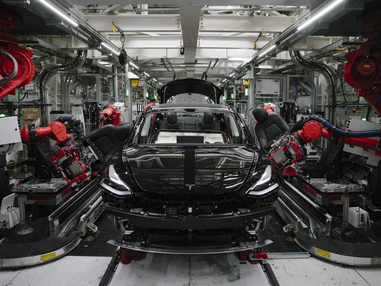 最重要的電池、馬達、周邊零件…TESLA都比其他車廠領先一步，優勢是什麼?就是最最最重要的Cost Down成本降低。