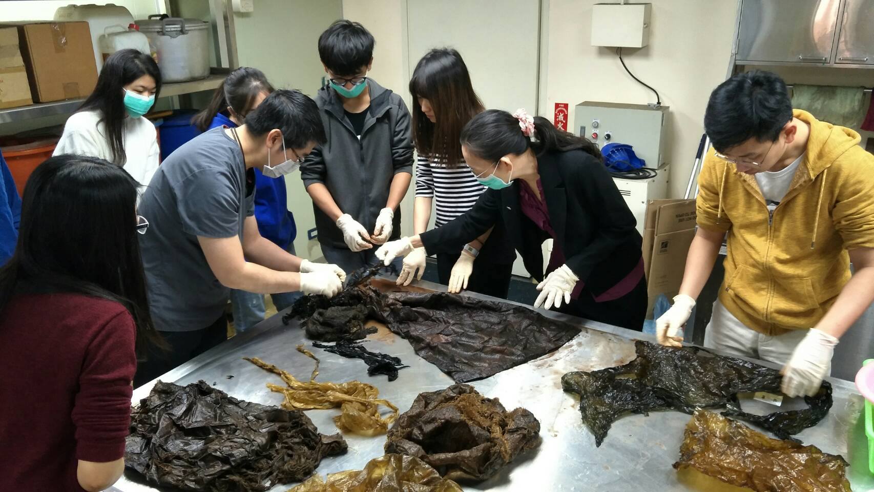 柯氏喙鯨胃內容物清理現場，總共發現6個塑膠袋、4個麻布袋和許多塑膠碎片。（翻攝自海洋委員會海洋保育署臉書）