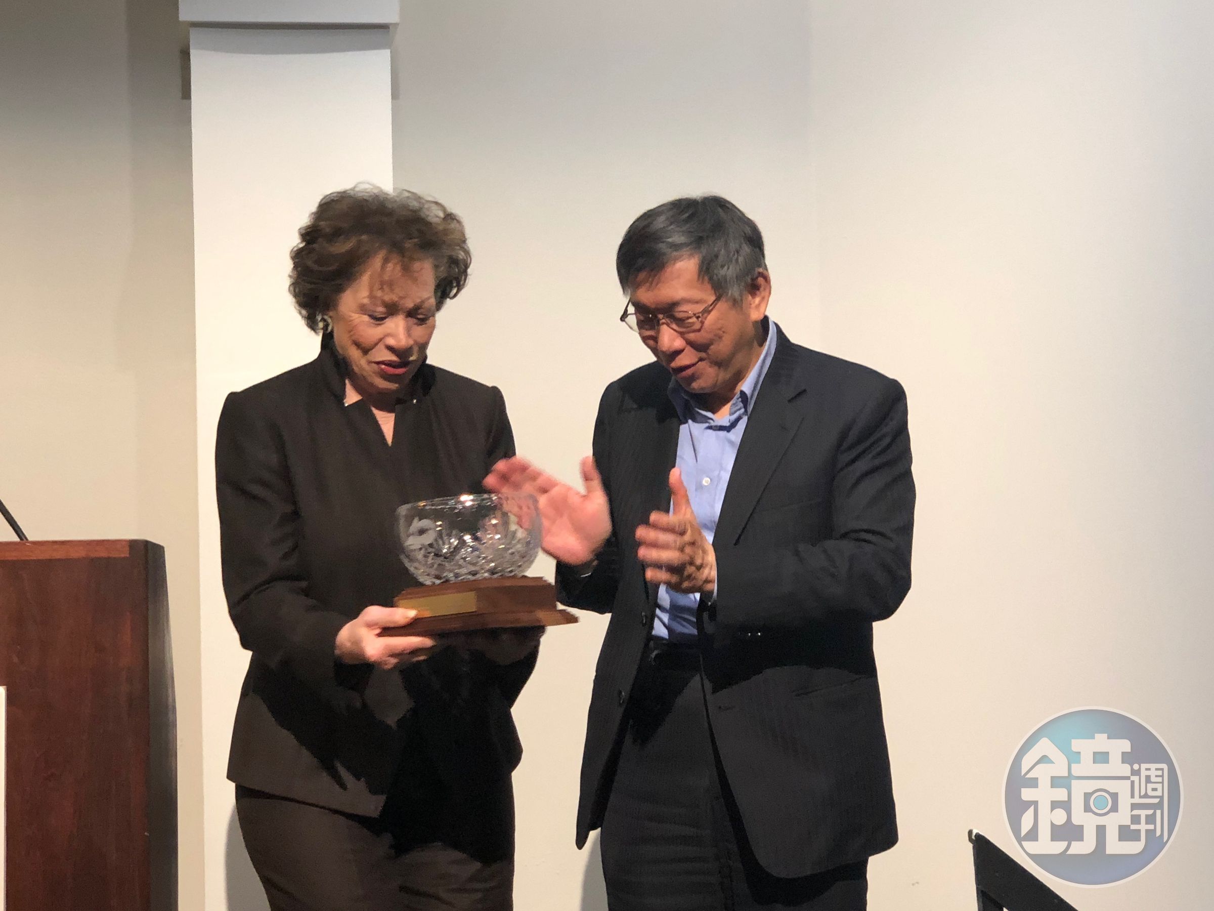 40年前與北市簽署姊妹市的亞特蘭大市長是Maynard Jackson，今天他的夫人Valeria Jackson也親自到場，柯文哲特別送上水晶紀念品。