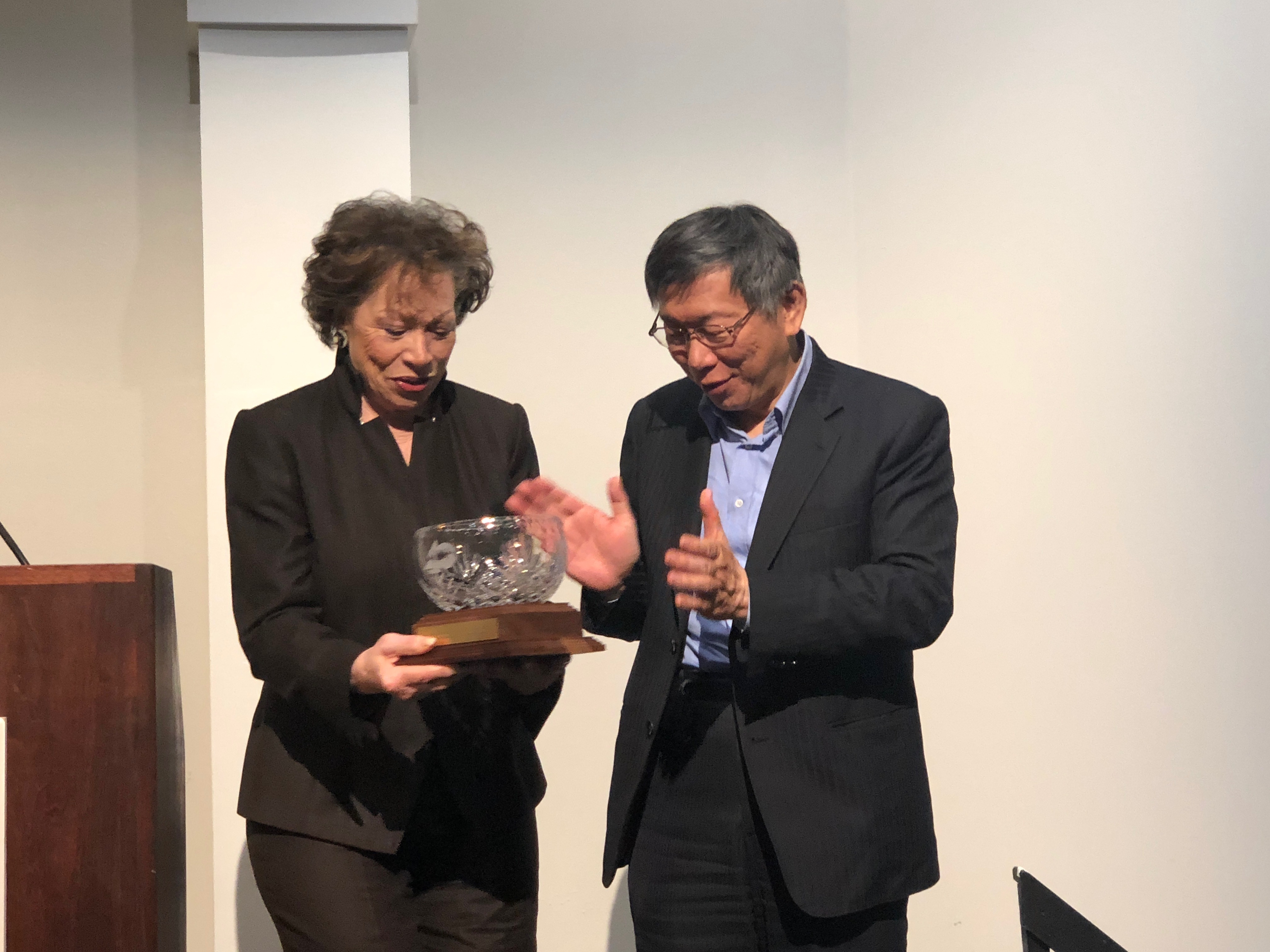 40年前與北市簽署姊妹市的亞特蘭大市長是Maynard Jackson，今天他的夫人Valeria Jackson也親自到場，柯文哲特別送上水晶紀念品。