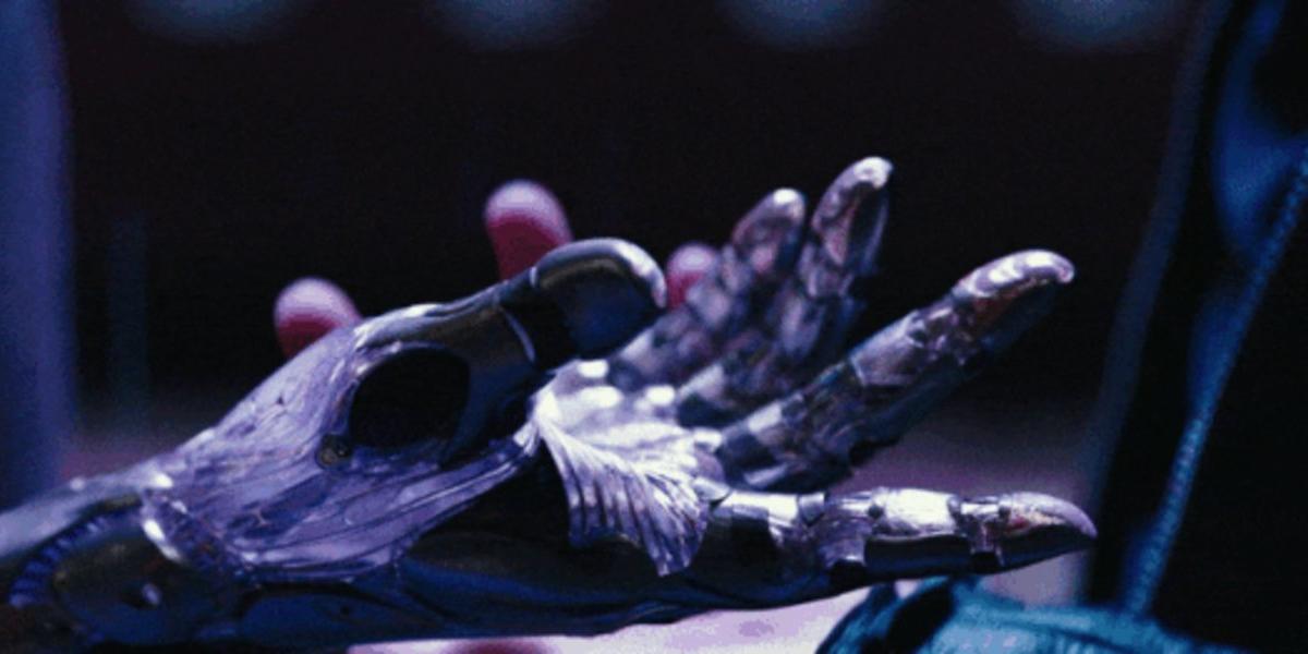 電影《艾莉塔：戰鬥天使》中，一幕Alita與人類肌膚接觸（圖片來源：20th Centur）