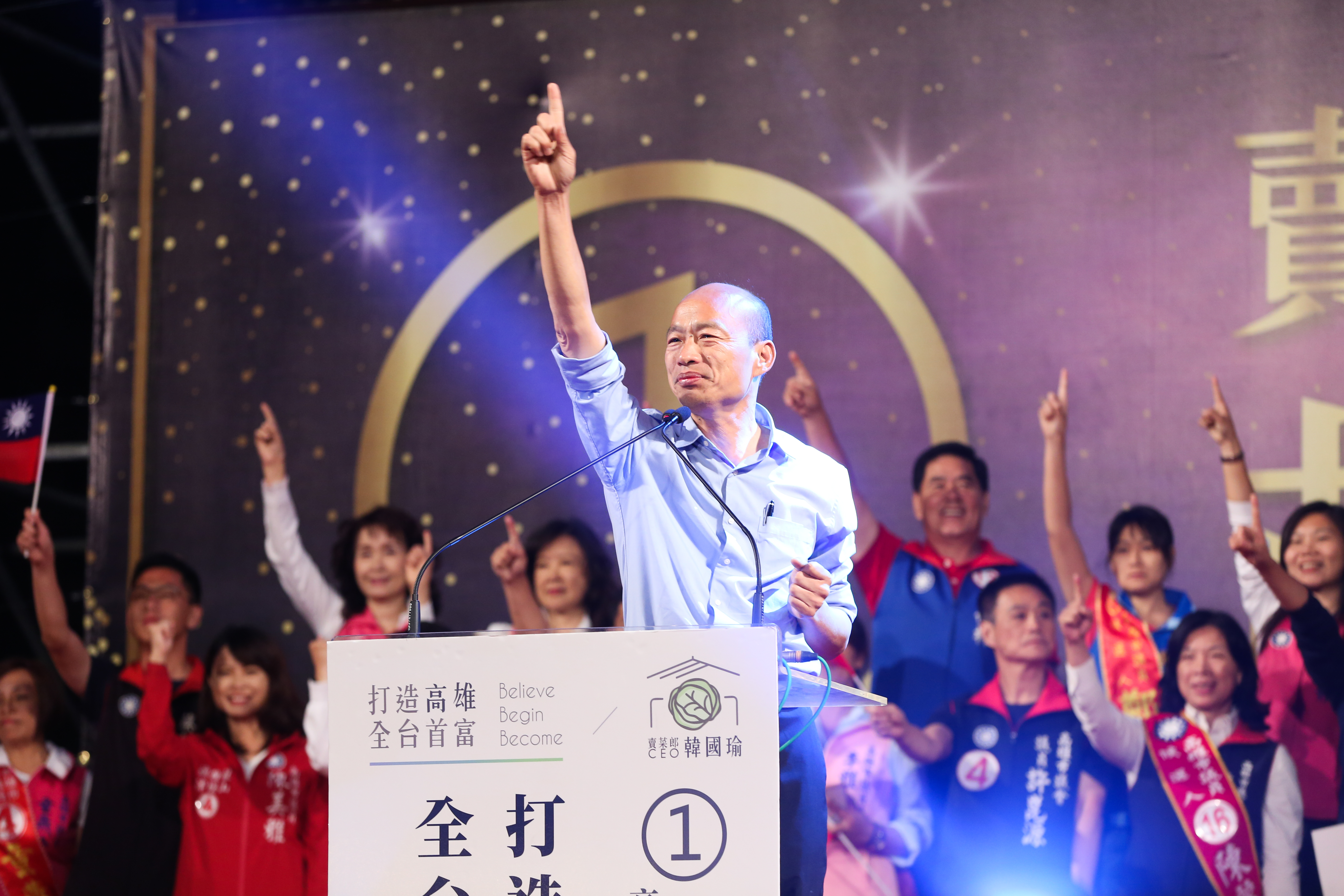 高雄市觀光局以「高雄光頭日」為主題公開招標，挨轟造神。