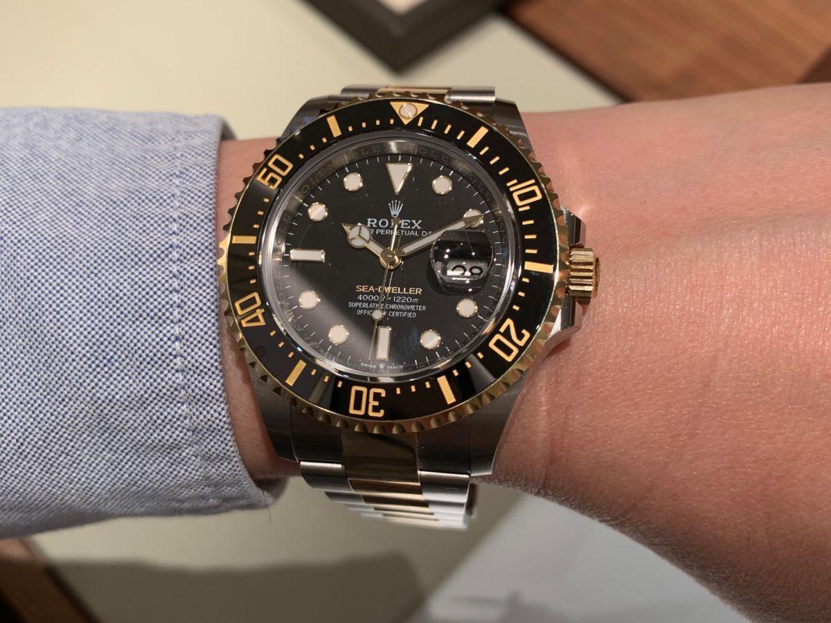 Oyster Perpetual Sea-Dweller 推出黃金鋼半金錶款,並搭載 3235 型機芯。