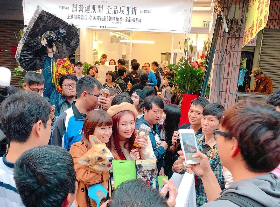 詹子晴投資的手搖飲料店，因為飲料色彩繽紛，頗具特色，吸引粉絲光顧。（翻攝自詹子晴臉書）