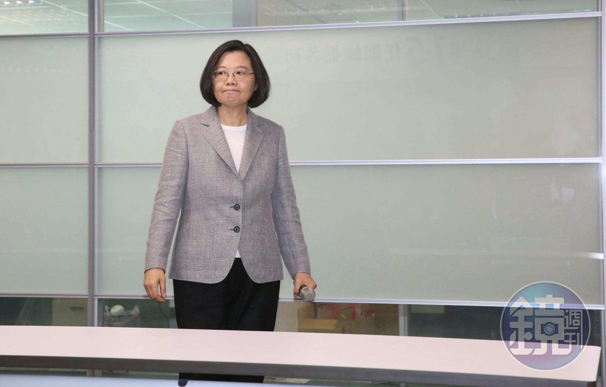 蔡英文強調,她知道民進黨需要她、台灣需要她,所以願意承擔台灣下一階段責任,因此來登記總統初選。