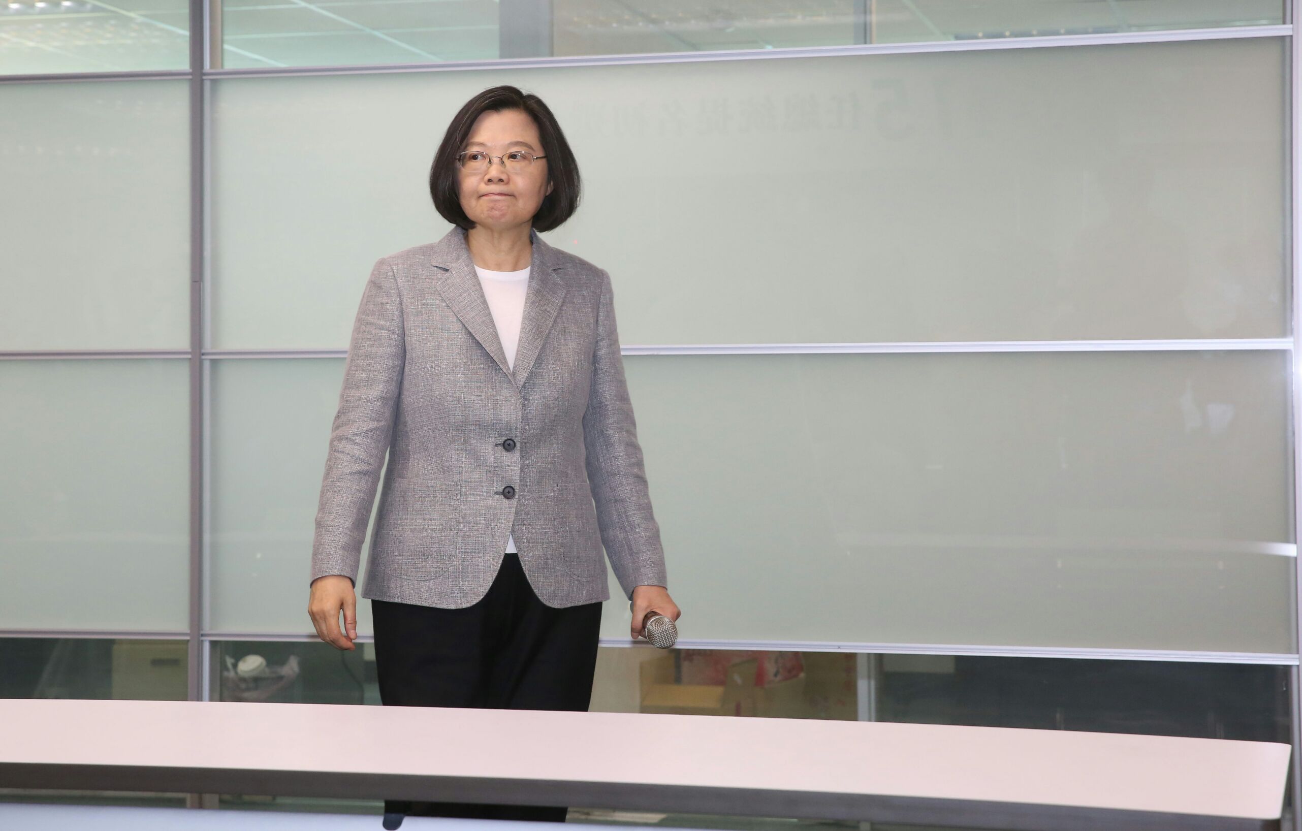 蔡英文強調，她知道民進黨需要她、台灣需要她，所以願意承擔台灣下一階段責任，因此來登記總統初選。