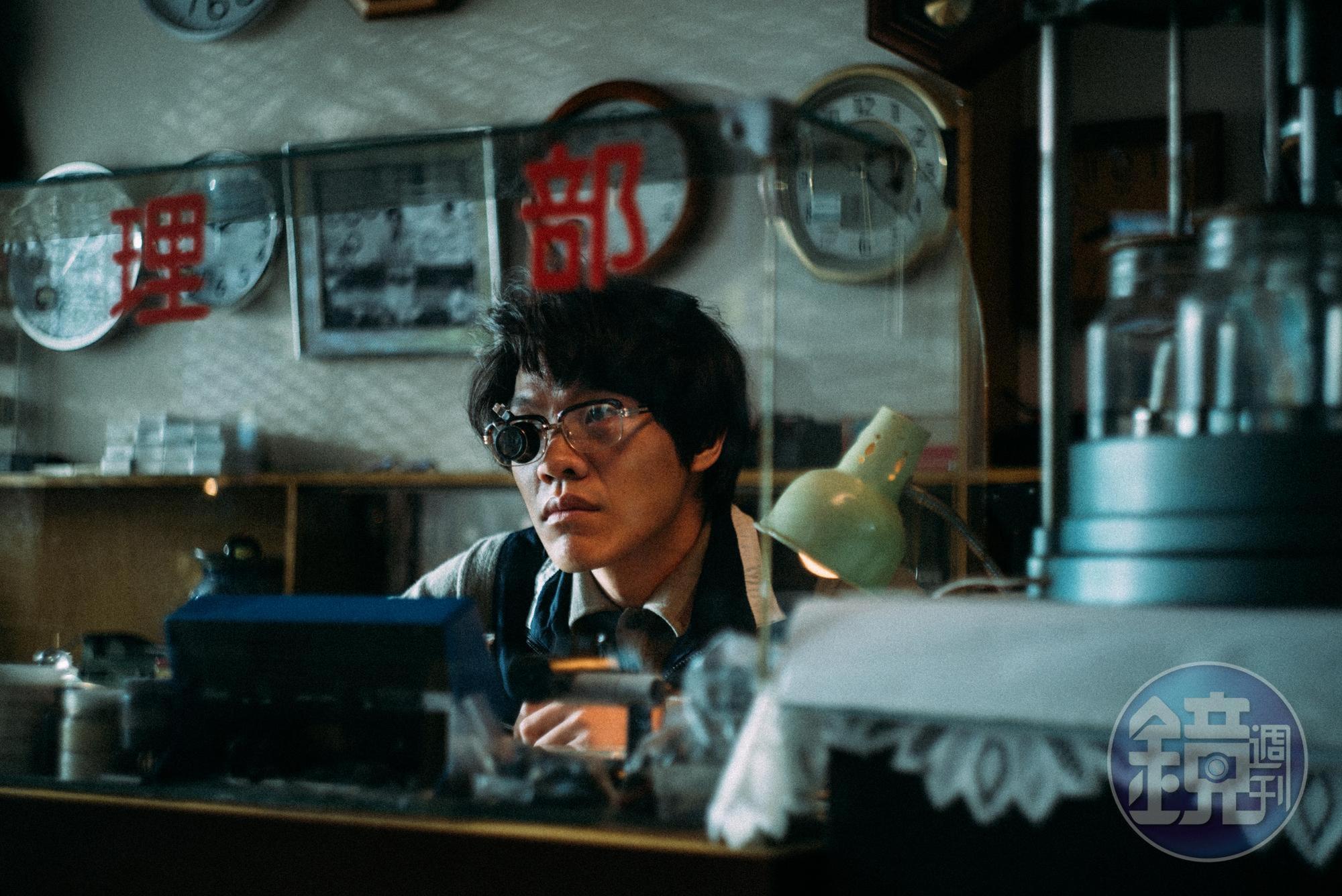 盧廣仲在〈愛情怎麼了嗎〉MV展現演技，有3個年齡世代的扮相。（添翼提供）