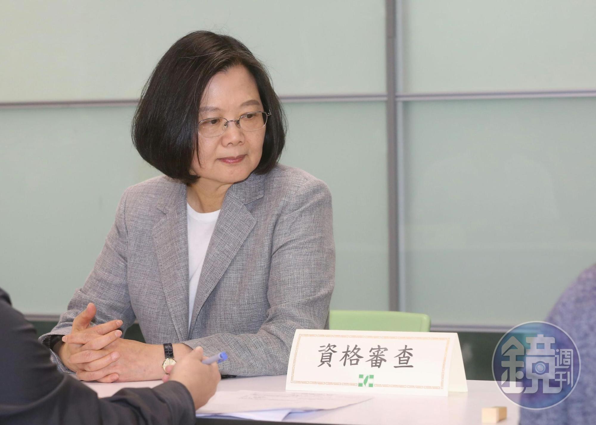 蔡英文今早赴民進黨中央登記參與黨內總統初選,對於對手賴清德宣布在她出訪期間暫停競選活動,小英霸氣表示「「不太有需要」。