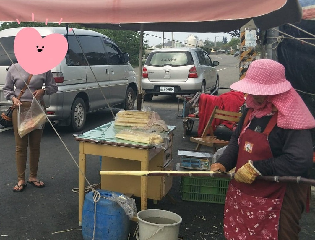 嫁來台灣30年的泰國籍婦人,繼續經營亡夫留下的甘蔗攤。(翻攝自華山基金會口湖愛心天使站臉書)