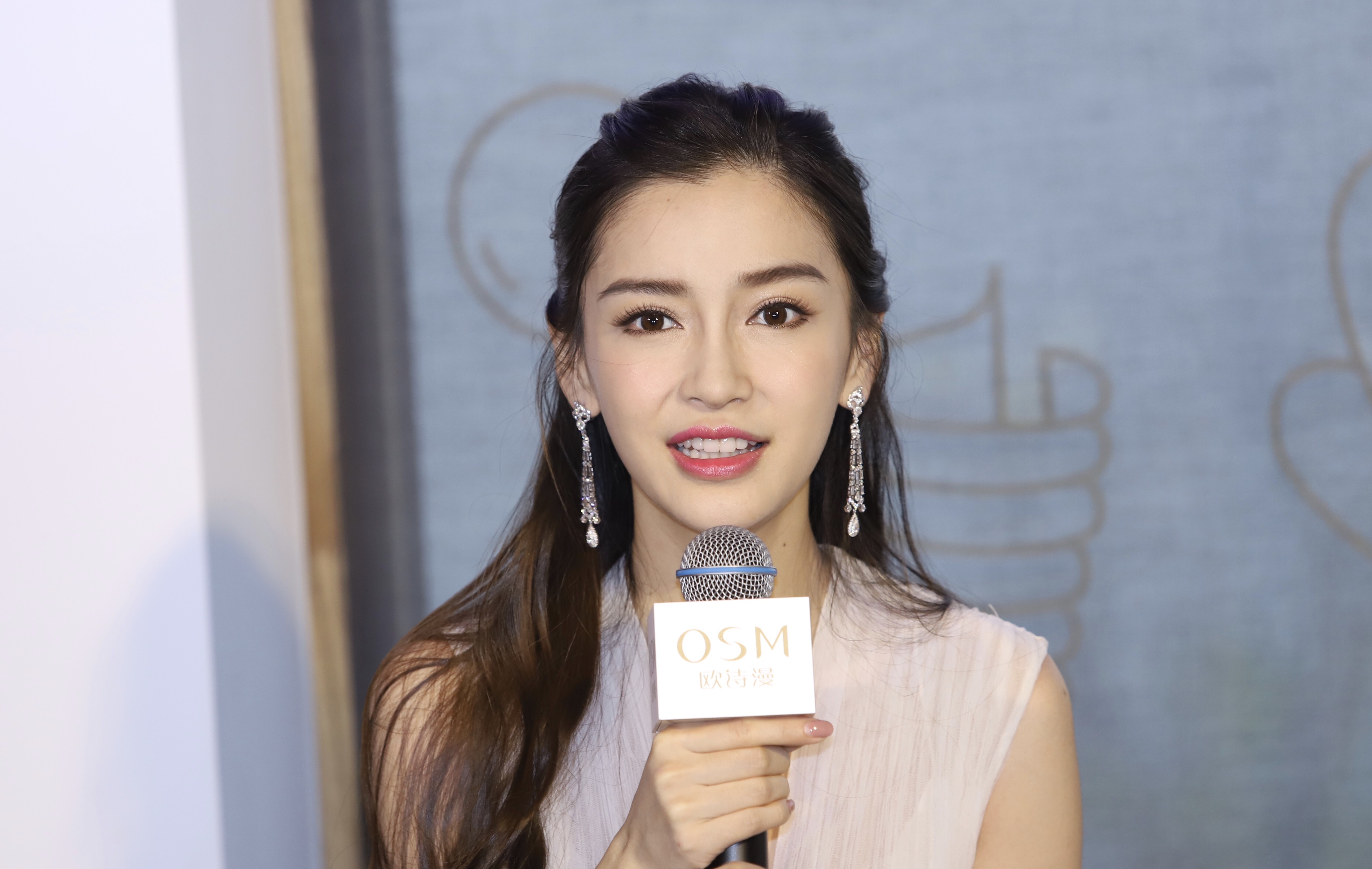 日前弄傷手指的Angelababy到醫院換藥時，被拍到在醫院外抽煙。（東方IC）