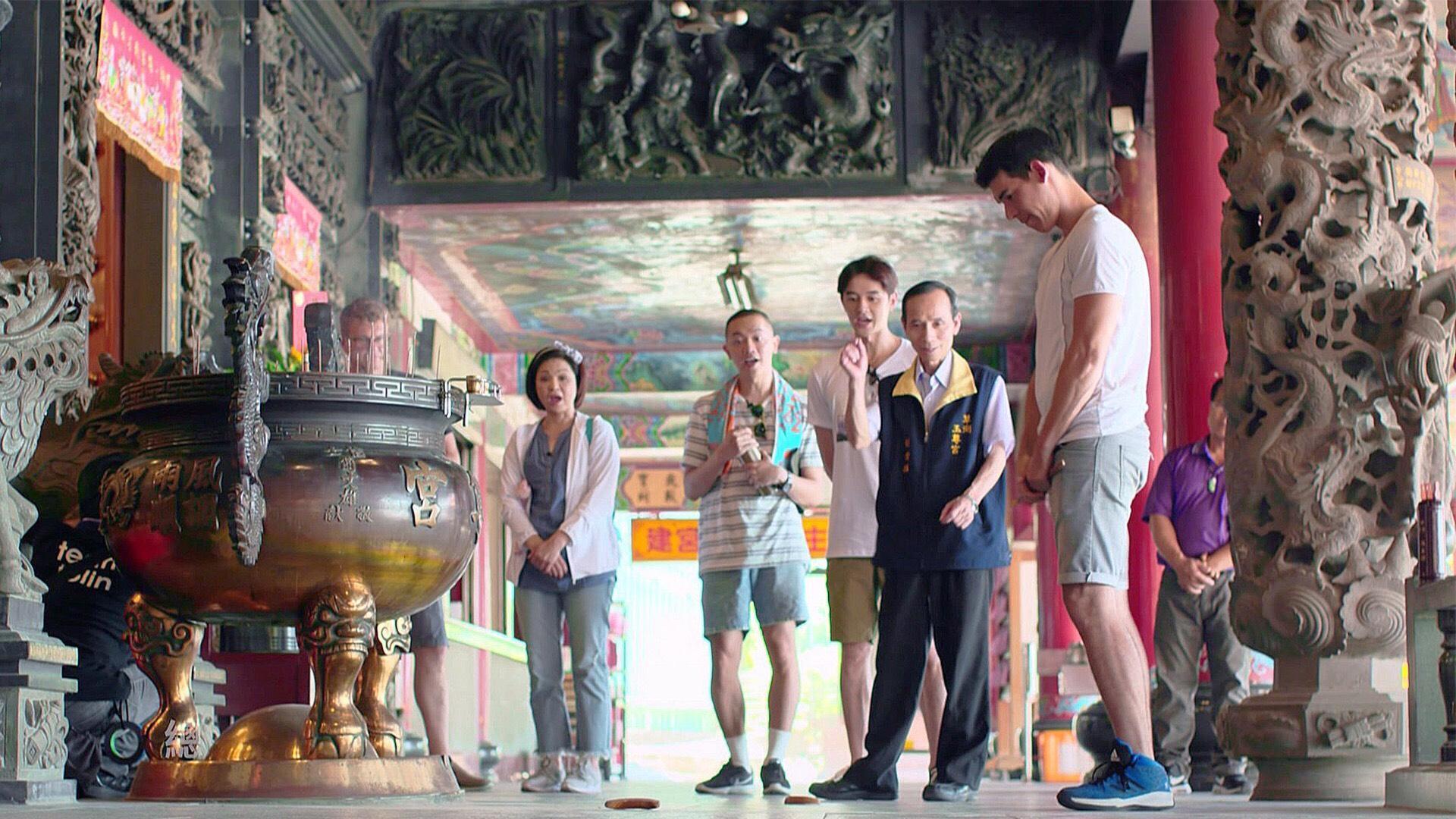 三人接待期間向外國旅客介紹宜蘭的三星蔥等名產與美景,更帶他們去認識廟宇文化,像擔任起觀光大使的角色。(公視提供)