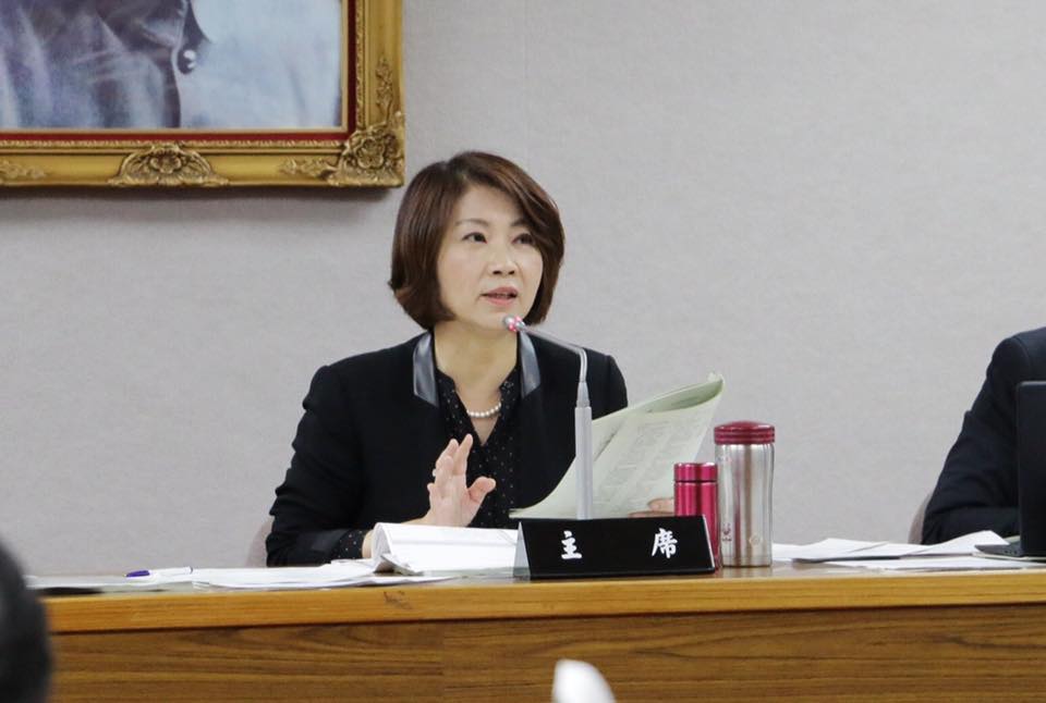 民進黨立委周春米對酒駕可能的新罰則表示有疑慮，引發網友不滿灌爆她臉書。（翻攝自周春米 律師/立委粉專）