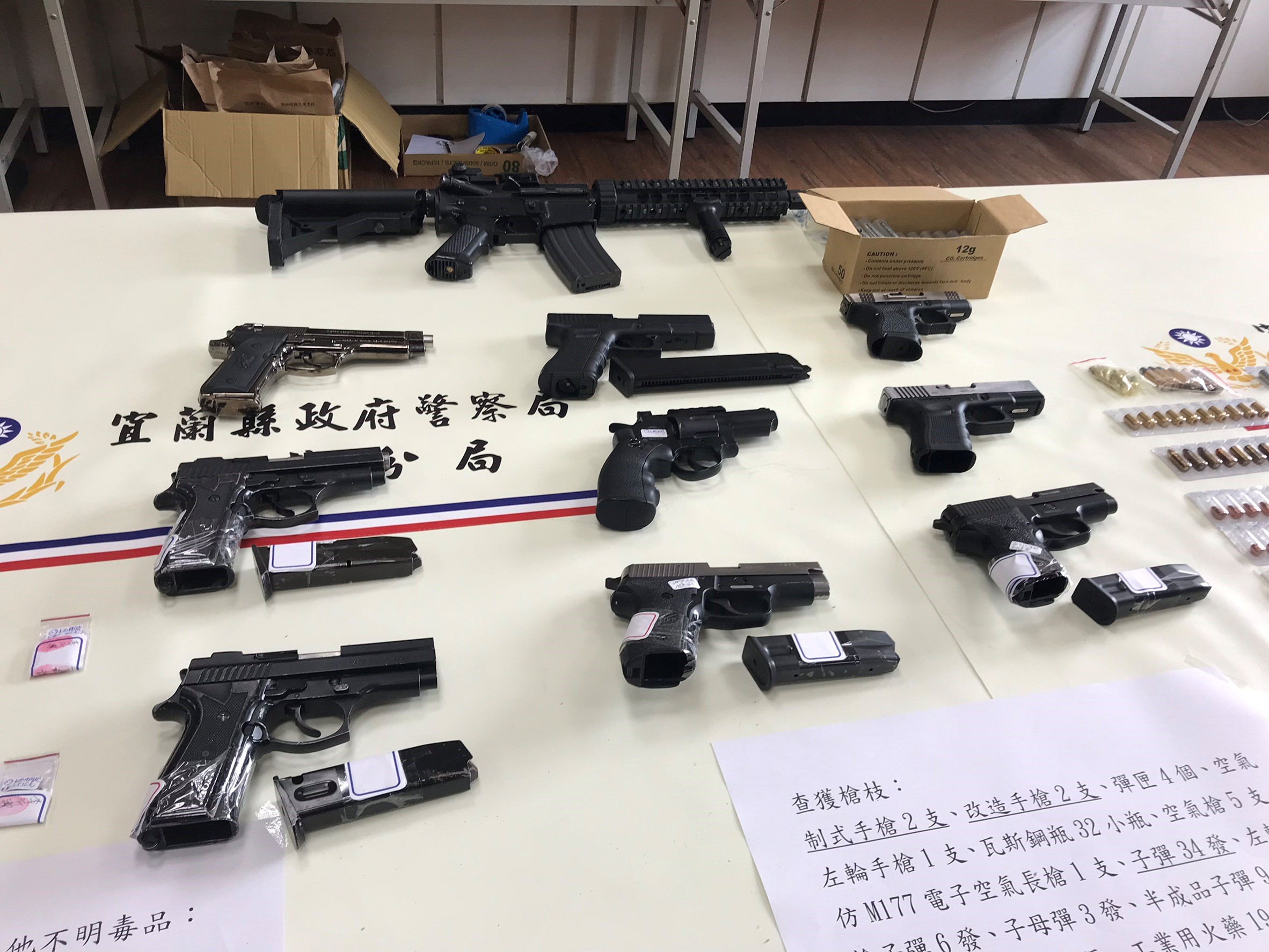 王姓主嫌為首的3人販毒集團共被查獲2支制式手槍、2支改造手槍、5支空氣槍及彈匣、子彈49發。（警方提供）