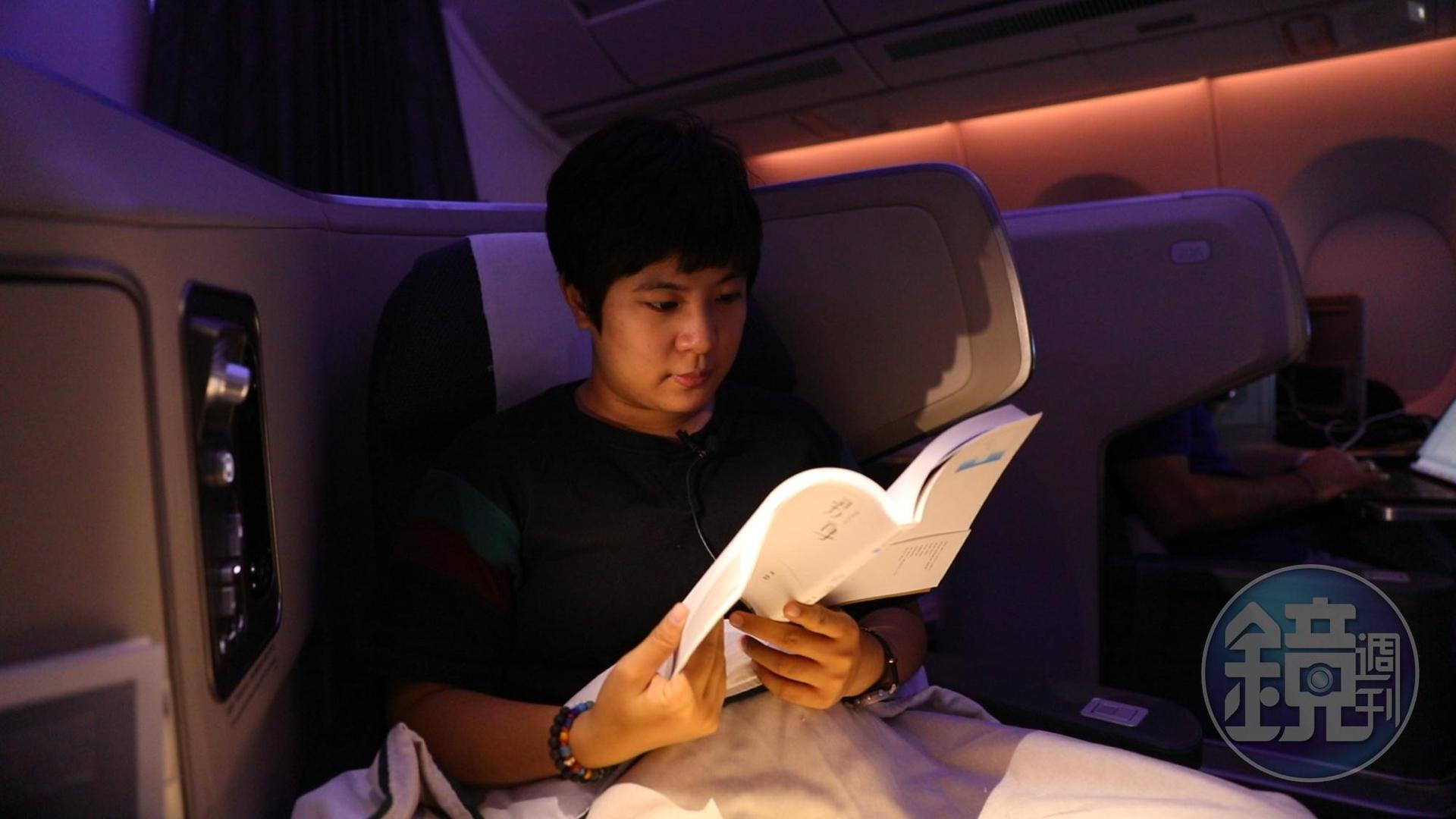 16小時的實際飛行，在機上好多事可以做，更可以自己帶本書來看。想撐著不睡，直接調時差的人，應該也不會嫌無聊了。
