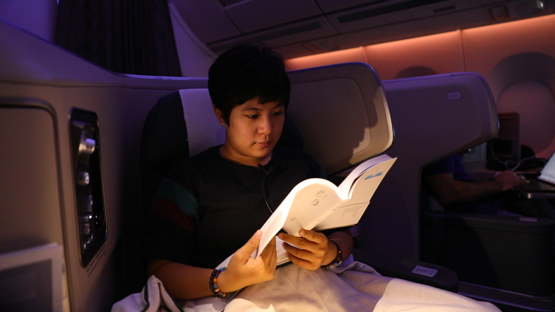 16小時的實際飛行，在機上好多事可以做，更可以自己帶本書來看。想撐著不睡，直接調時差的人，應該也不會嫌無聊了。