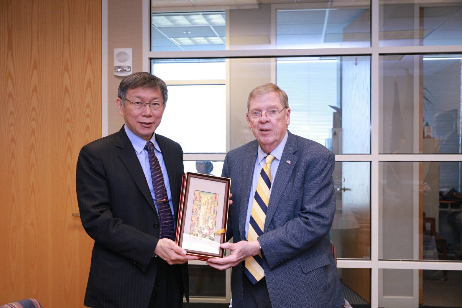 柯文哲訪美拜會不少美國官員，圖為私下拜會喬治亞州共和黨籍聯邦參議員Johnny Isakson。（北市府提供）