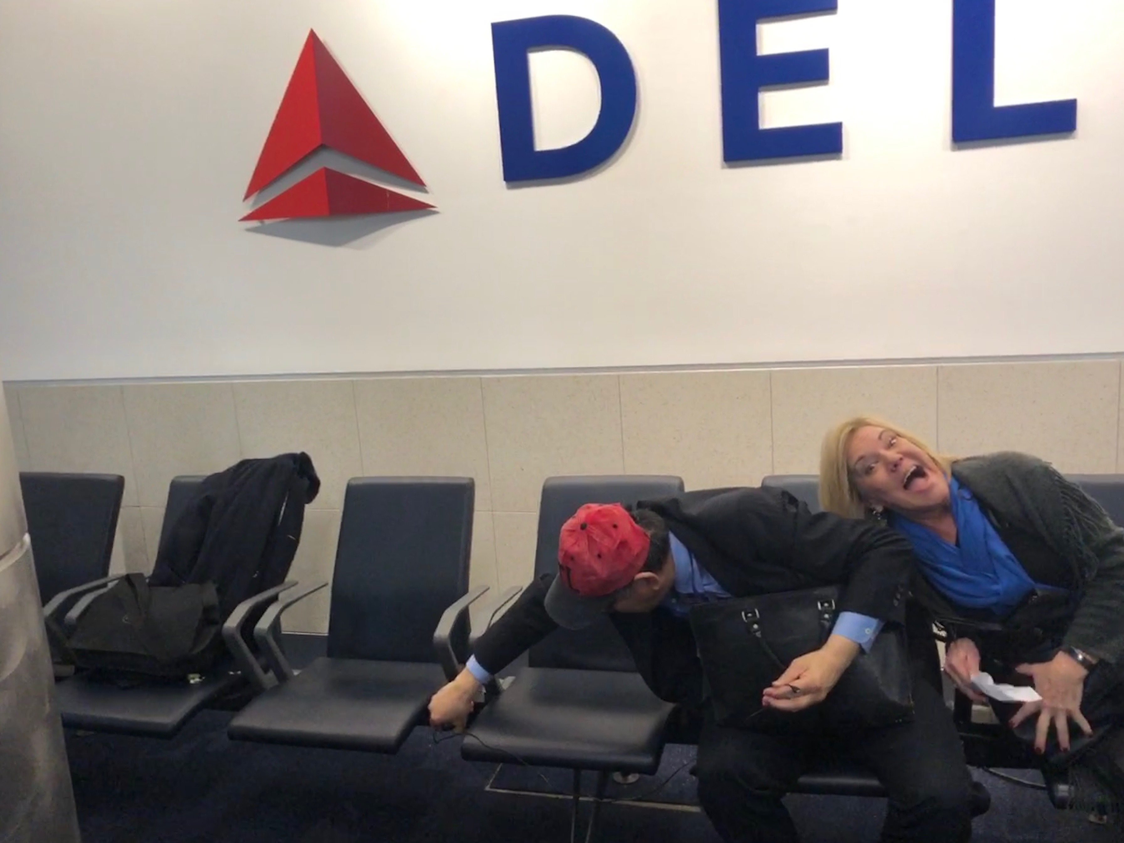 本刊捕捉柯文哲在亞特蘭大機場候機時拿出手機充電，一旁的外國人也開心地搶鏡。