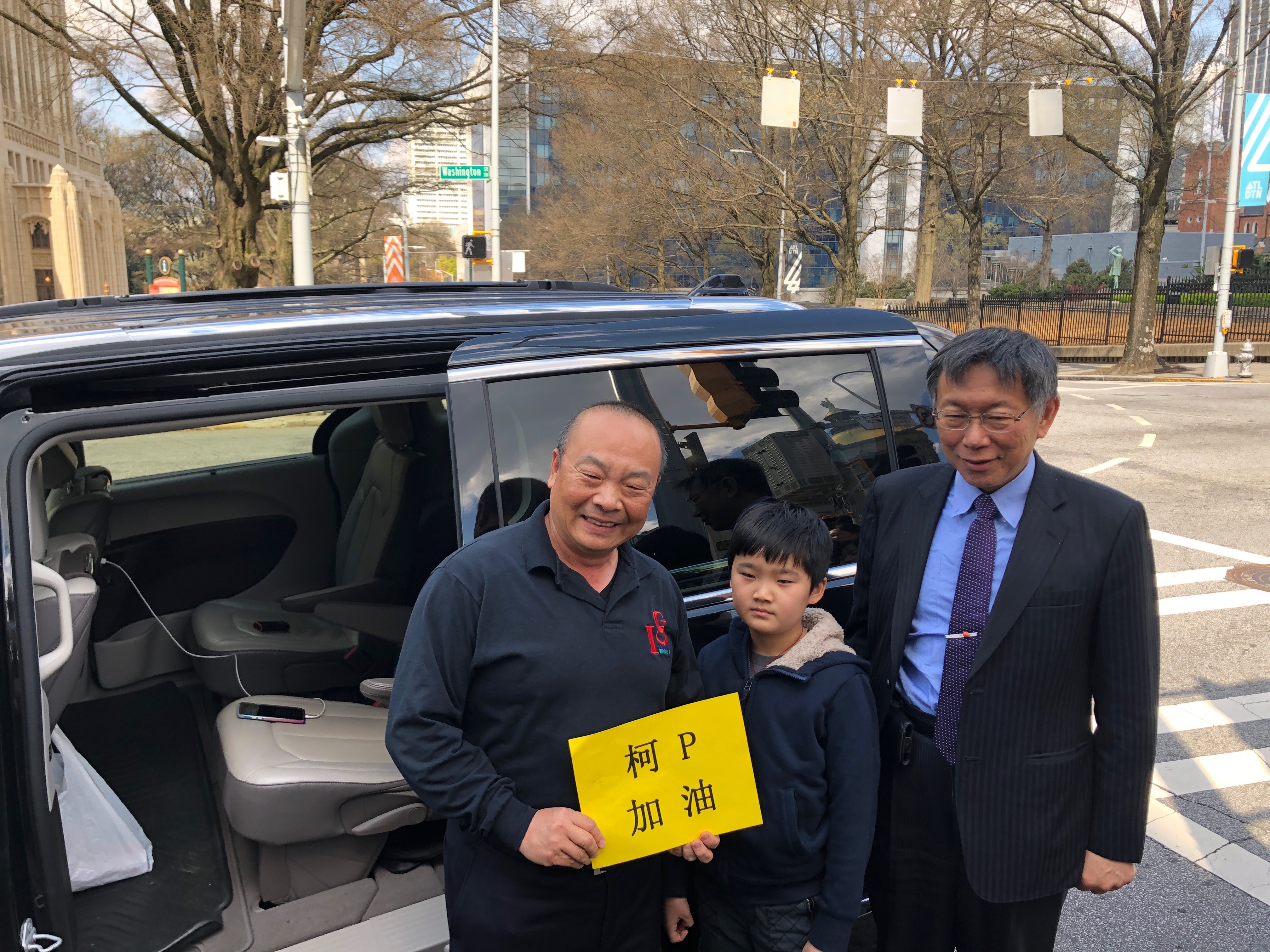 熱情的柯粉開了1小時的車帶孩子來替柯P加油，還高喊「柯總統加油！」