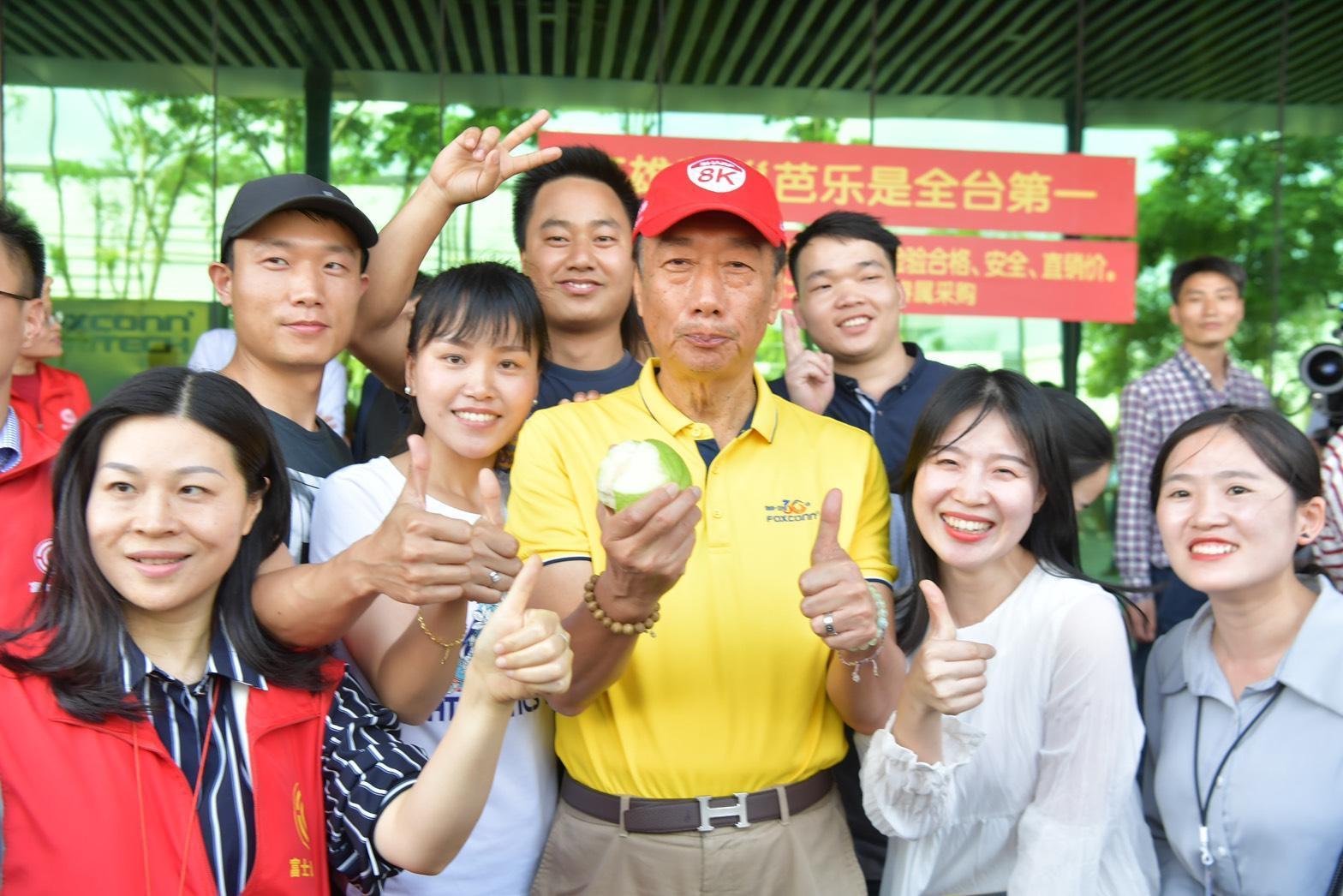 郭台銘不僅幫忙卸貨，分享最新鮮美味的芭樂給同仁們。（鴻海提供）