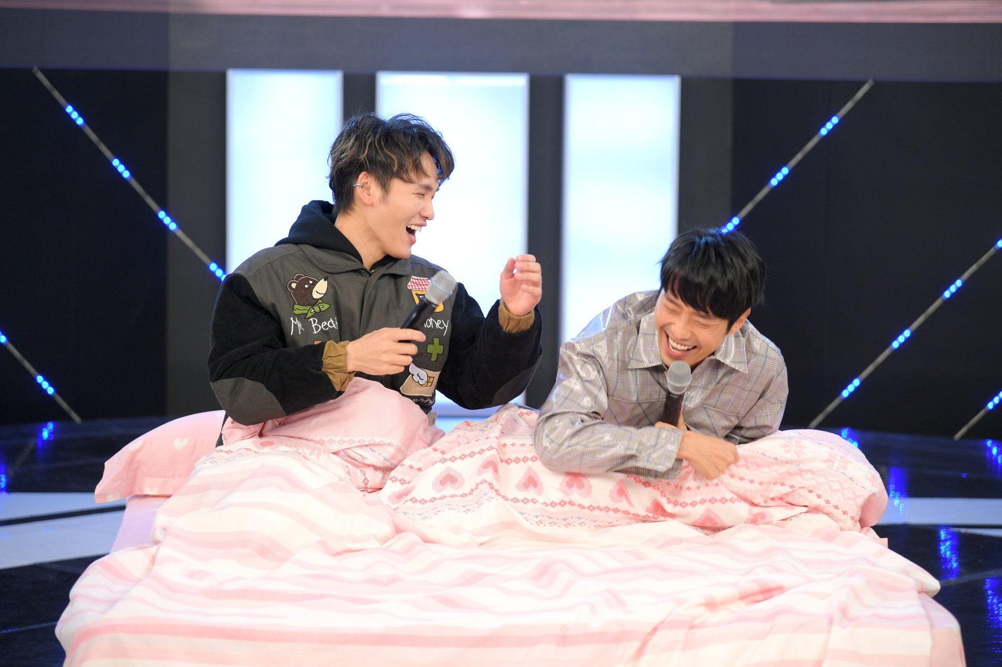 展榮（左）與張棟樑床上本想談心，卻被彼此逗到笑個不停。（三立提供）