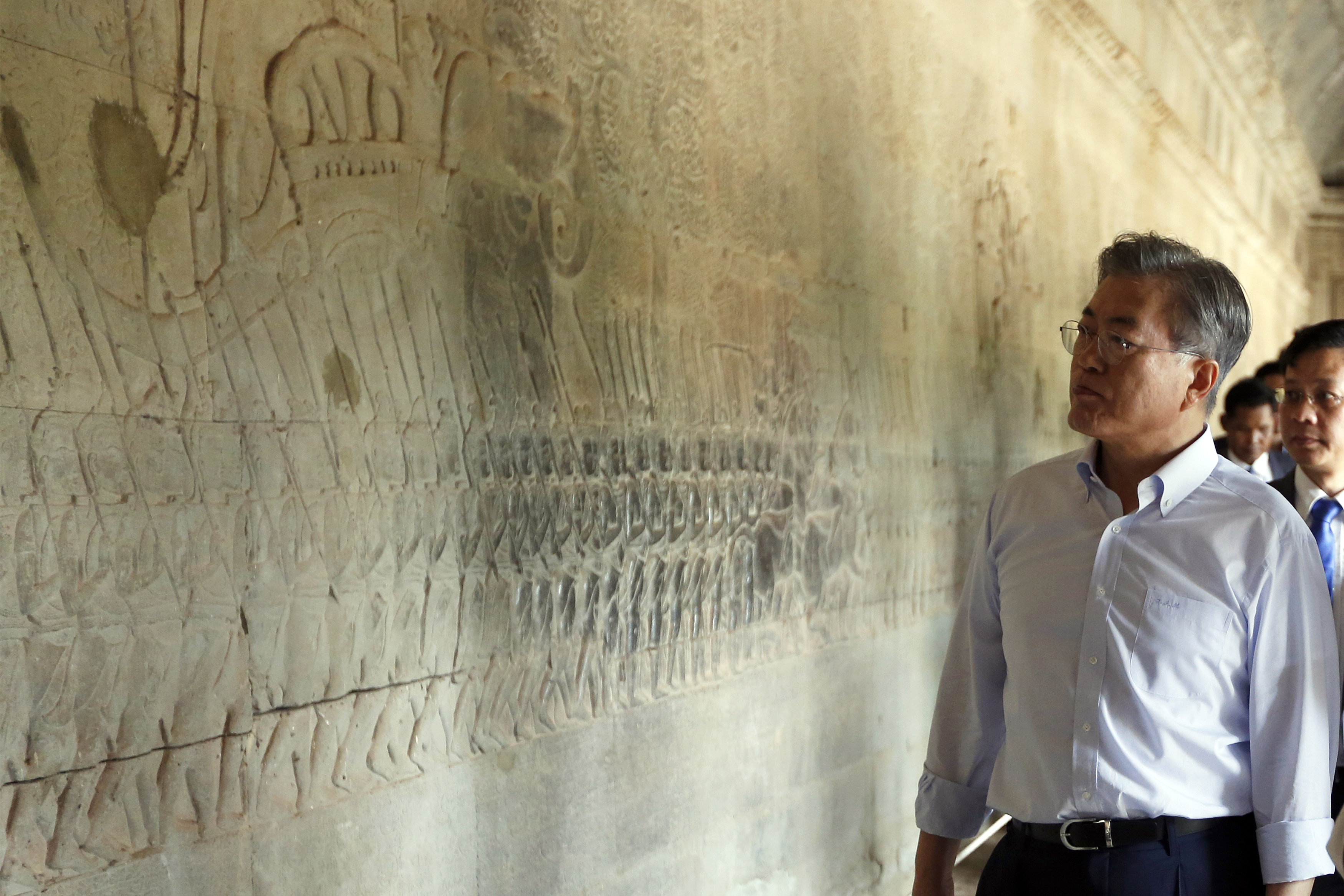 南韓總統文在寅出訪東南亞，走訪柬埔寨知名景點吳哥窟。（東方IC）