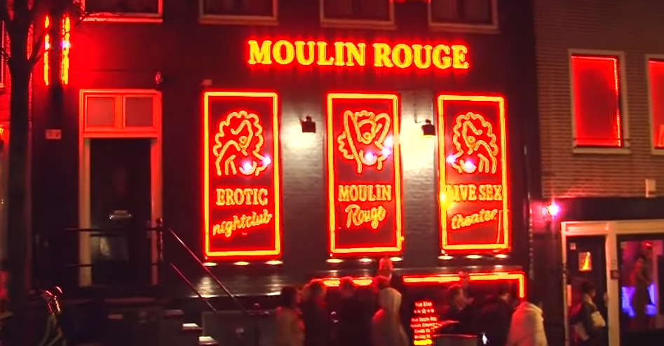 阿姆斯特丹市政府將從明年1月起，禁止旅行團參訪紅燈區。（翻攝Youtube）