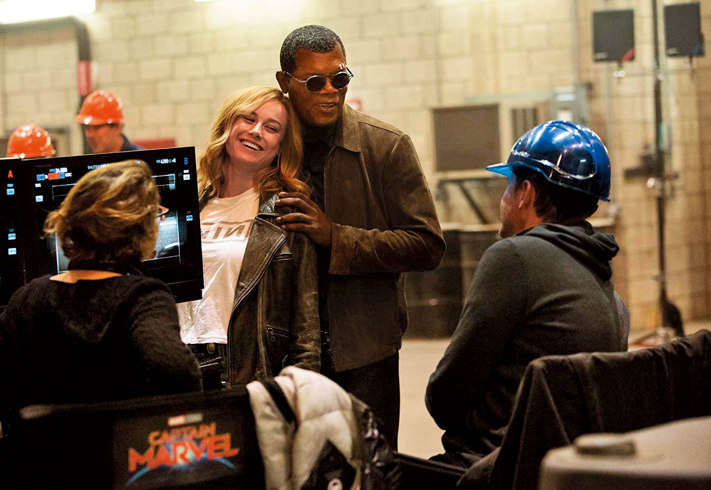 布麗拉森（左）可能沒有非常美麗，卻有一種能不負所託的堅毅形象，她主演漫威英雄中能力最強的驚奇隊長，引起女性平權話題，在電影裡和山繆傑克森（右）有不少趣味對手戲。（翻攝自imdb官網）