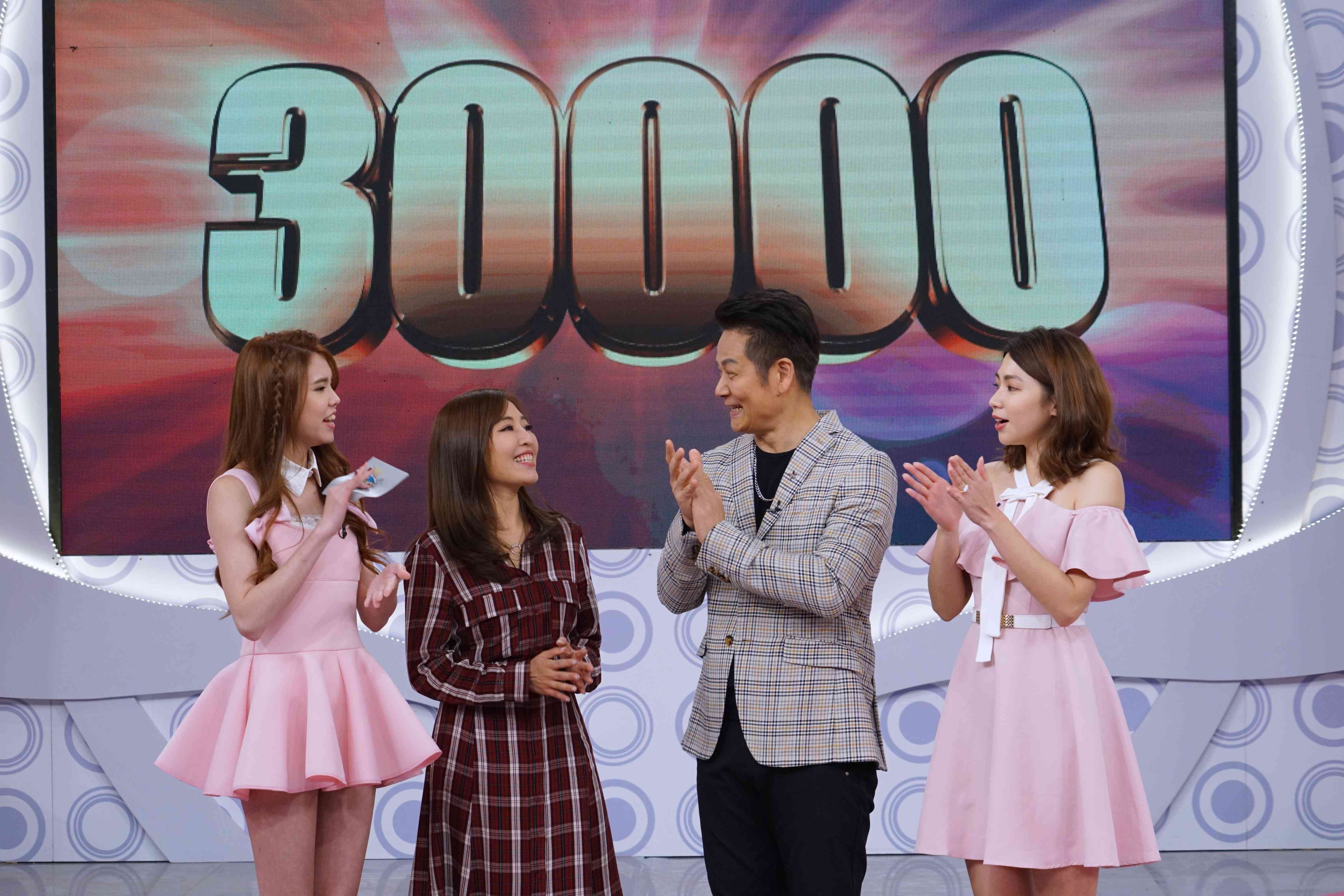 施乃如拿到3萬元公益金，全數捐給心路基金會。（狼谷娛樂提供）