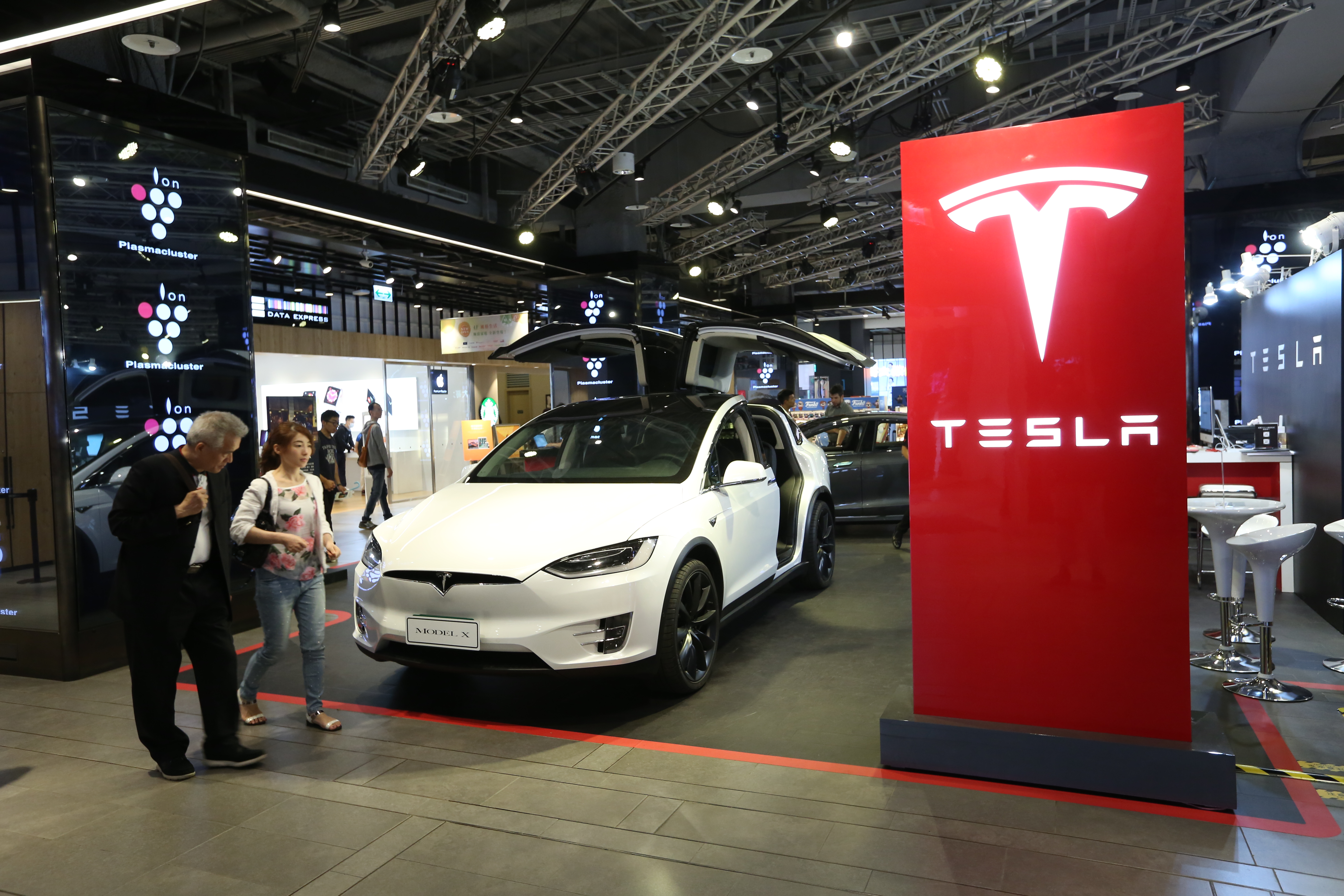 TESLA降價引爆電動車需求，加上各國已設立禁售燃油車時程，相關電動車供應鍵長線看好。
