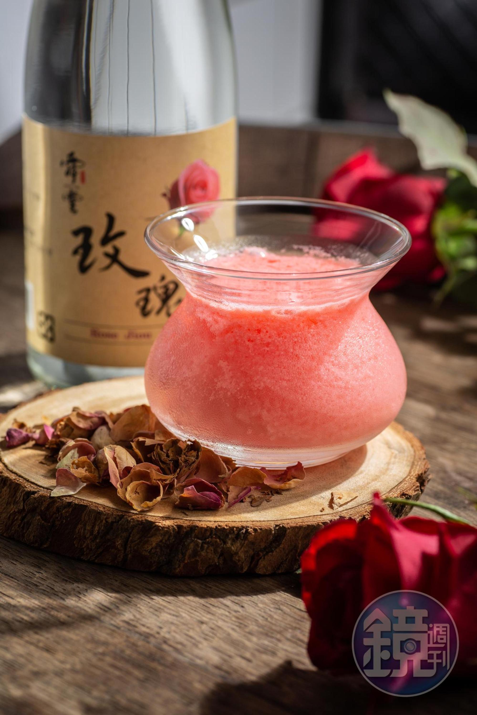 「老墨的羅曼史」用玫瑰風味酒、優格和龍舌蘭營造酸甜繽紛口感,酒體雖濃卻不致辣口,要歸功於蒸餾得當。(330元/杯)