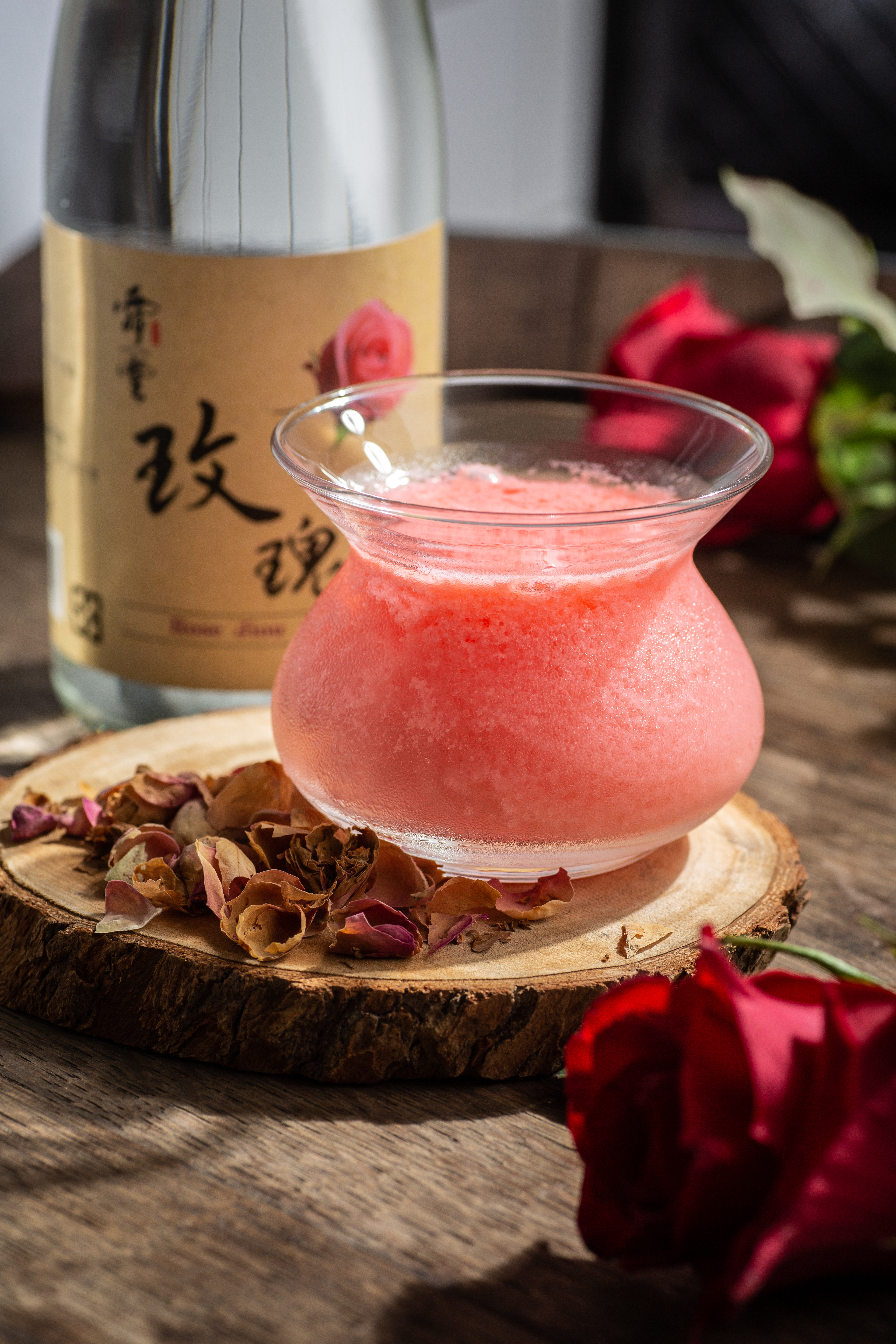 「老墨的羅曼史」用玫瑰風味酒、優格和龍舌蘭營造酸甜繽紛口感，酒體雖濃卻不致辣口，要歸功於蒸餾得當。（330元／杯）