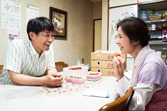 安田顯（左）再接獵奇片名電影《母親過世時，我想吃掉她的骨灰》，擺脫「裝死老婆」改當愛哭鬼兒子。（車庫娛樂提供）