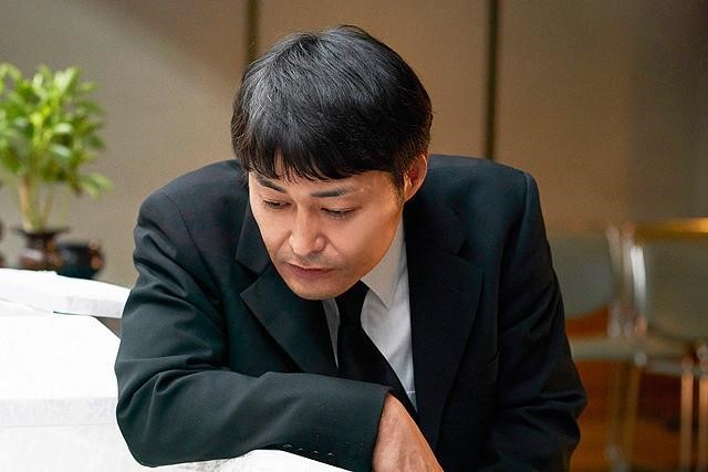 安田顯在《母親過世時，我想吃掉她的骨灰》中讓觀眾忍不住跟著他又哭又笑。（車庫娛樂提供）
