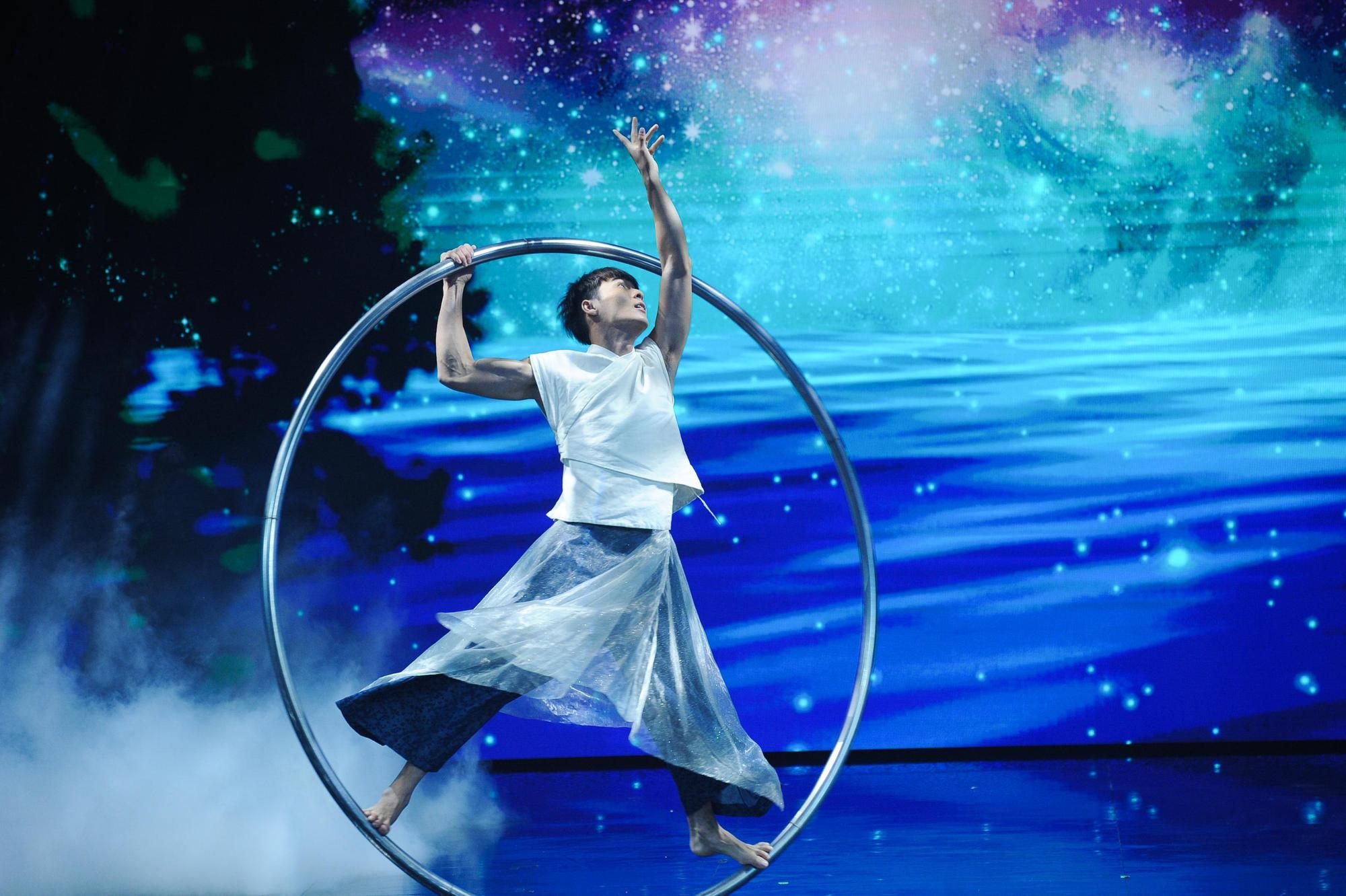 人體大環藝術家楊世豪預計在下週準決賽登場表演，需要大家投票才能晉級。（AXN提供）