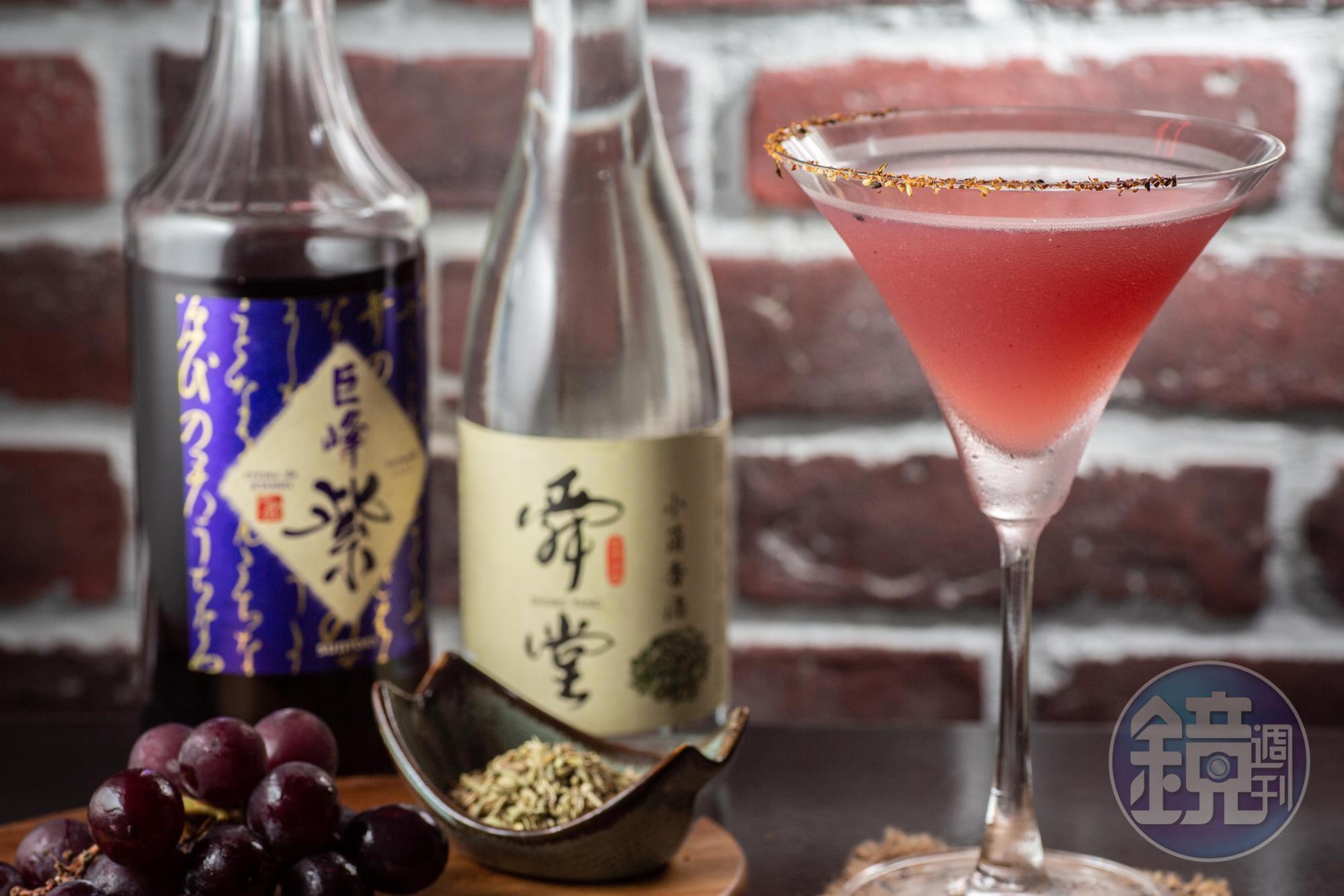 「老羶的午夜夢茴」濃烈中有茴香有葡萄,勾引飲者的肉食衝動。(350元/杯)