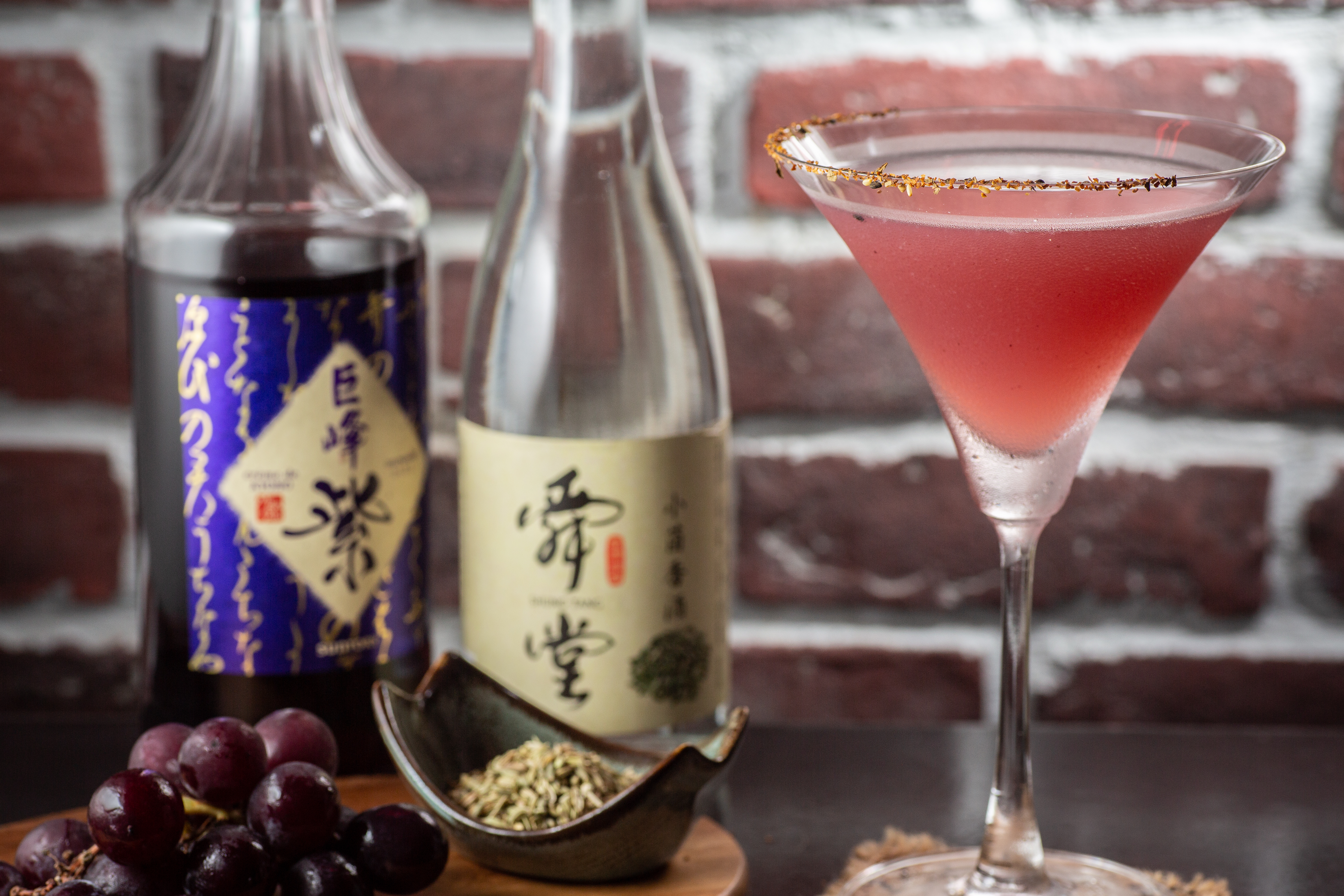 「老羶的午夜夢茴」濃烈中有茴香有葡萄，勾引飲者的肉食衝動。（350元／杯）