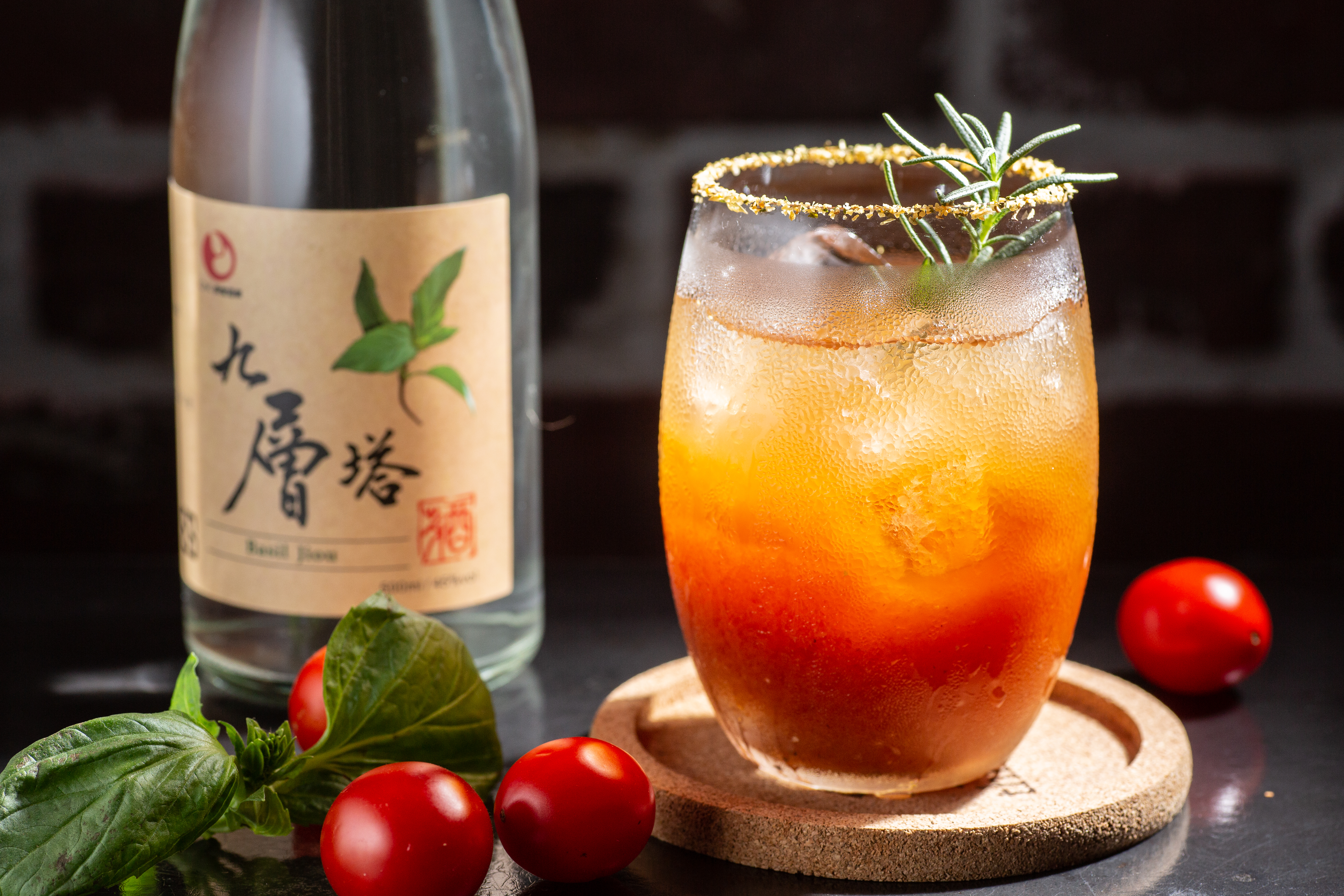 「老鳩的月行公事」用九層塔取代西芹，複雜中不失清爽。（350元／杯）
