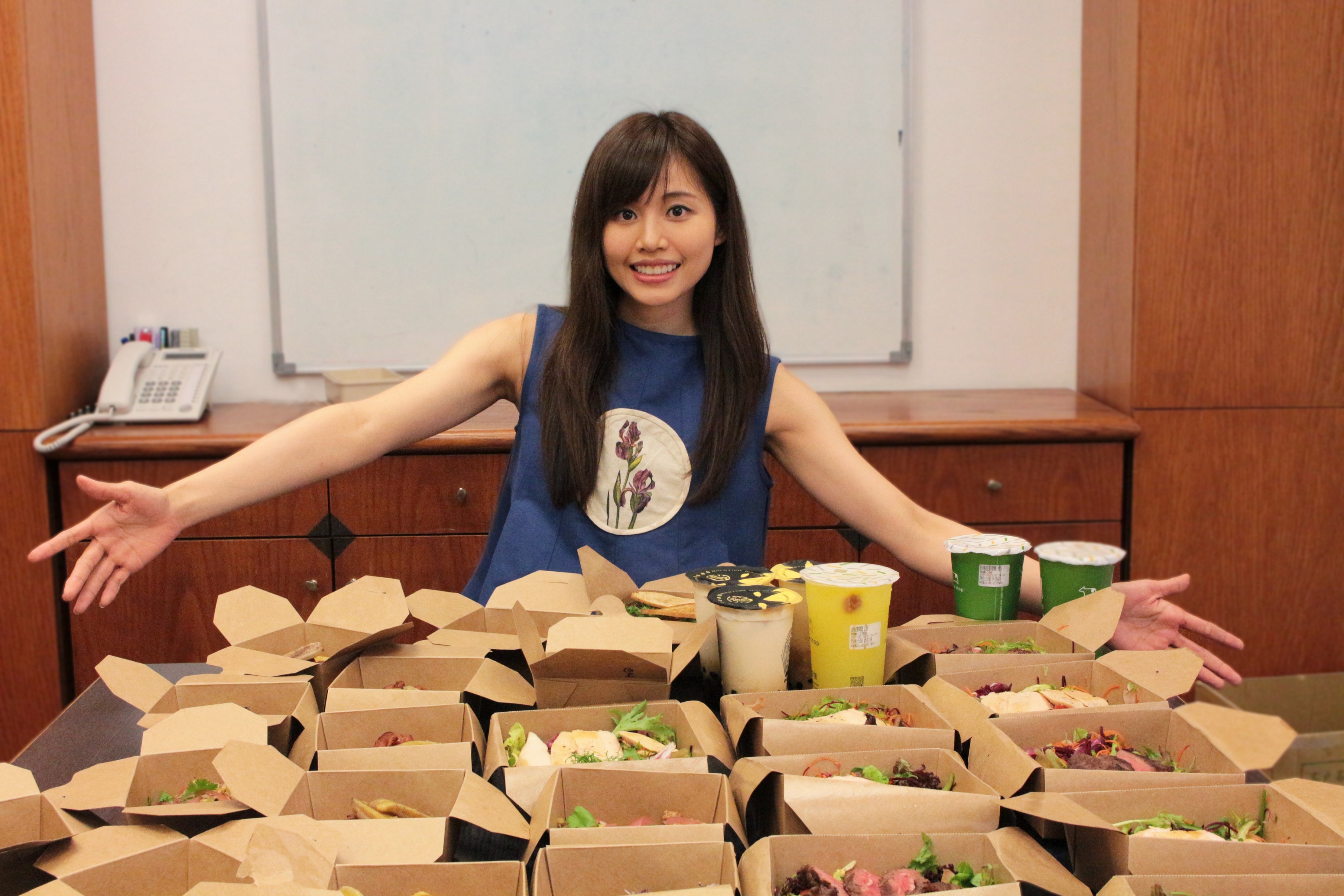 唱片公司為吳汶芳慶生,買了大量素食聚餐,環保又健康。(福茂提供)