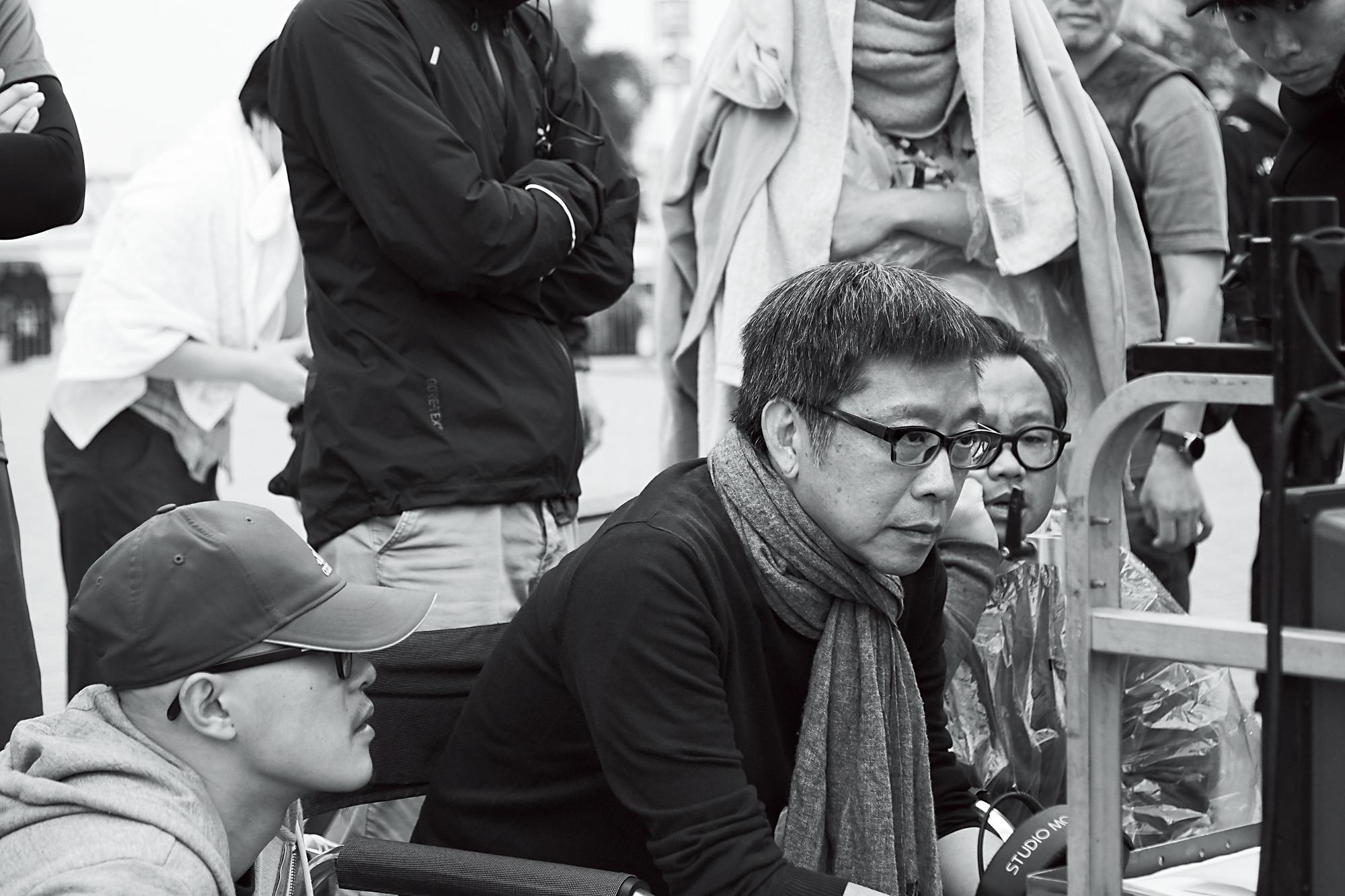 趙崇基（左圖中）不顧眾人反對，執意開拍以香港左派六七暴動為主題的電影《中英街一號》，彷真情節讓人看了觸目驚心。（高雄電影節提供）