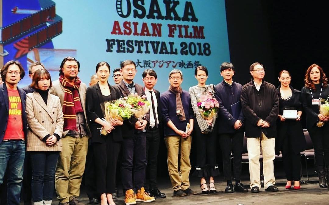 《中英街一號》獲大阪亞洲電影節最優秀作品,導演趙崇基(右6)與女主角廖子妤(右5)出席領獎。(翻攝自大阪亞洲電影節官網)