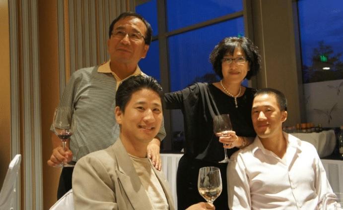 張春娟與二個兒子感情親密，歷經牢獄之災時，長子吳向桓（前排左）休學營救，如今已是事業上的得力助手。（歐洲之星提供）