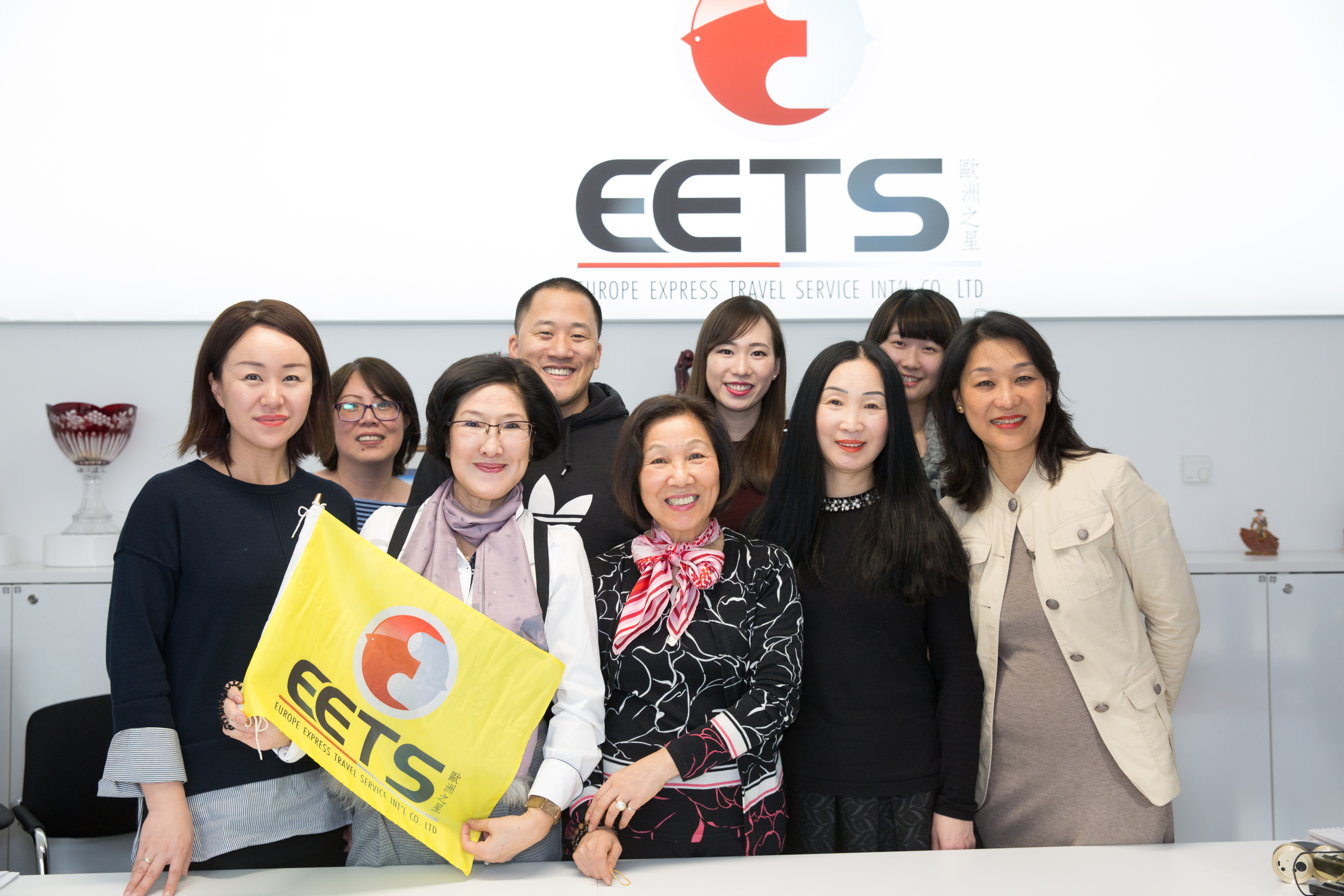 張春娟（前排左2）領軍的歐洲之星旅行社，總部設在維也納，是歐洲最大華人旅行社。