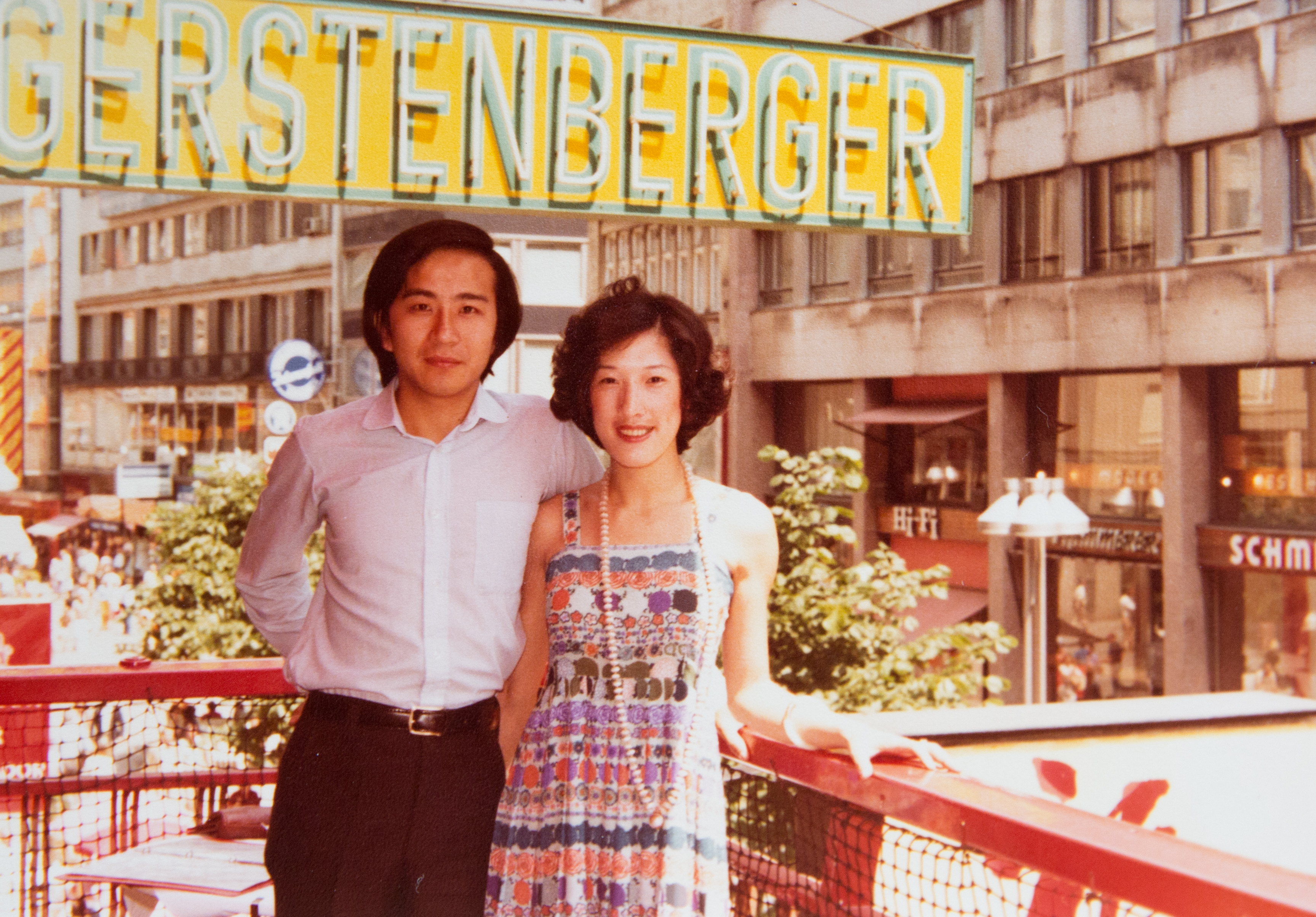 在留學生中，張春娟（右）與吳輝舟（左）算是經濟相對充裕，一有假期就會開車出去玩。（歐洲之星提供）