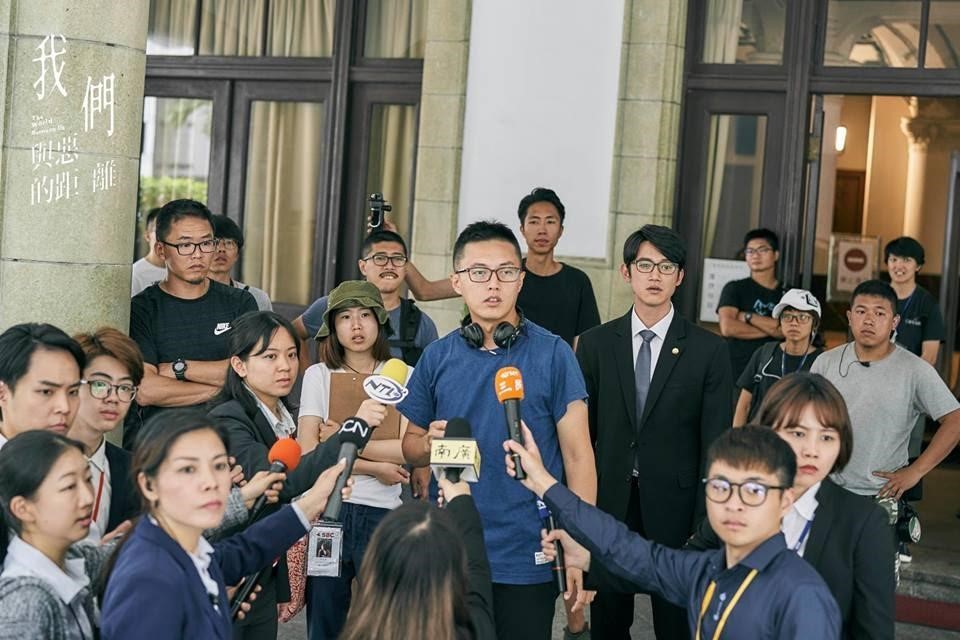 製作人林昱伶大讚導演林君陽（中）的個人特質，符合劇集希望帶給觀眾的療癒感。（翻攝自我們與惡的距離臉書粉絲團）