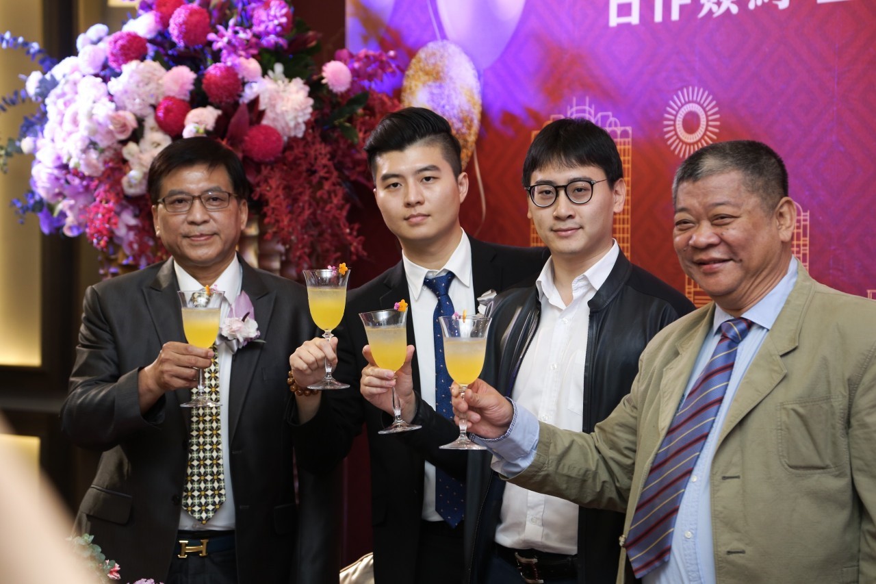 對韓國瑜信心十足，也看好高雄未來房市，甲山林機構董事長祝文宇揮軍南下，在高雄成立銷售總部。（甲山林提供，右起為甲山林機構董事長祝文宇、總經理祝藝，郡都建設總經理唐承、董事長唐榮華）