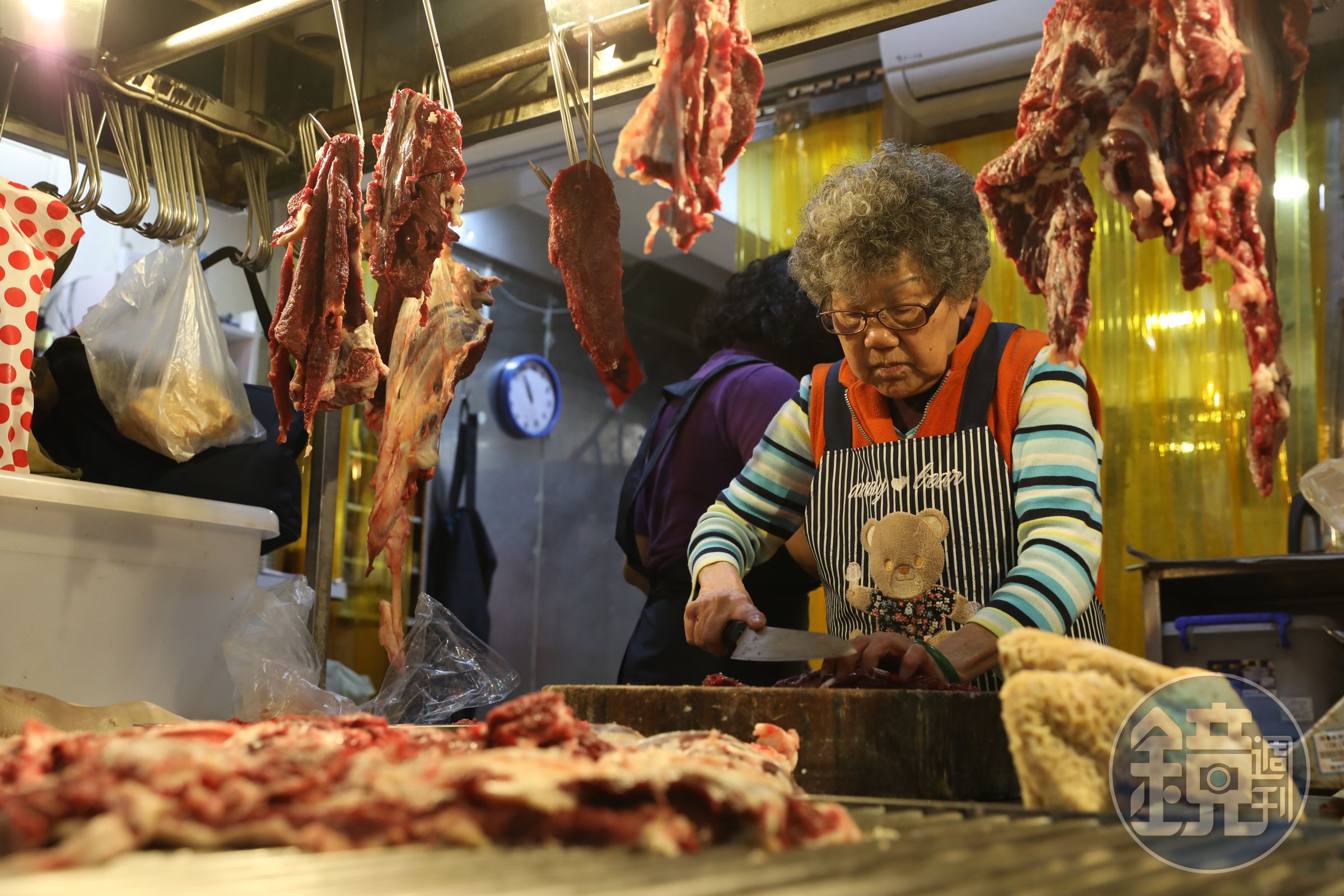 「東門市場」裡知名的「萬國牛肉」，站在前台的是86歲的老闆楊鳳嬌，她每日精神奕奕，持刀解牛。