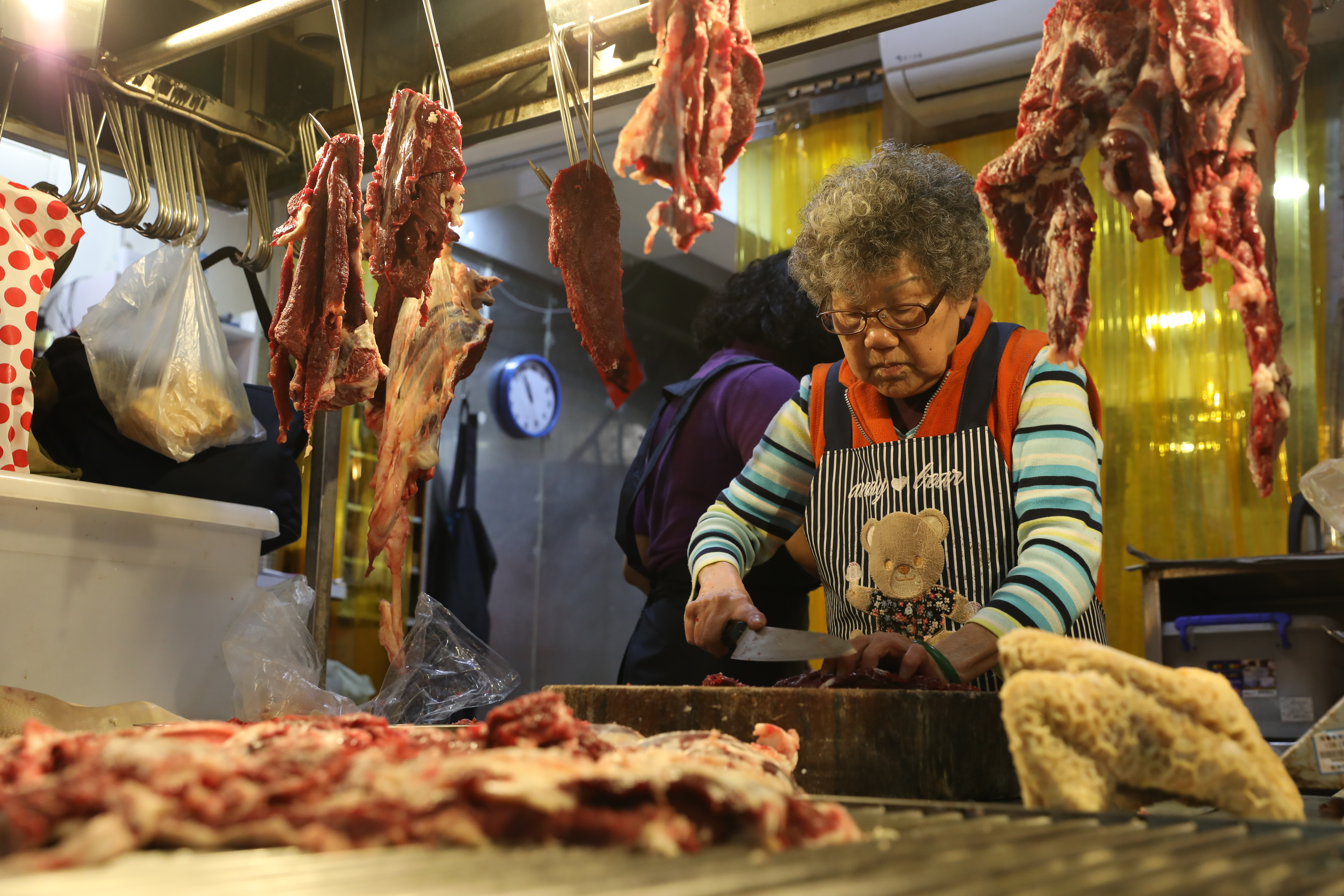 「東門市場」裡知名的「萬國牛肉」，站在前台的是86歲的老闆楊鳳嬌，她每日精神奕奕，持刀解牛。