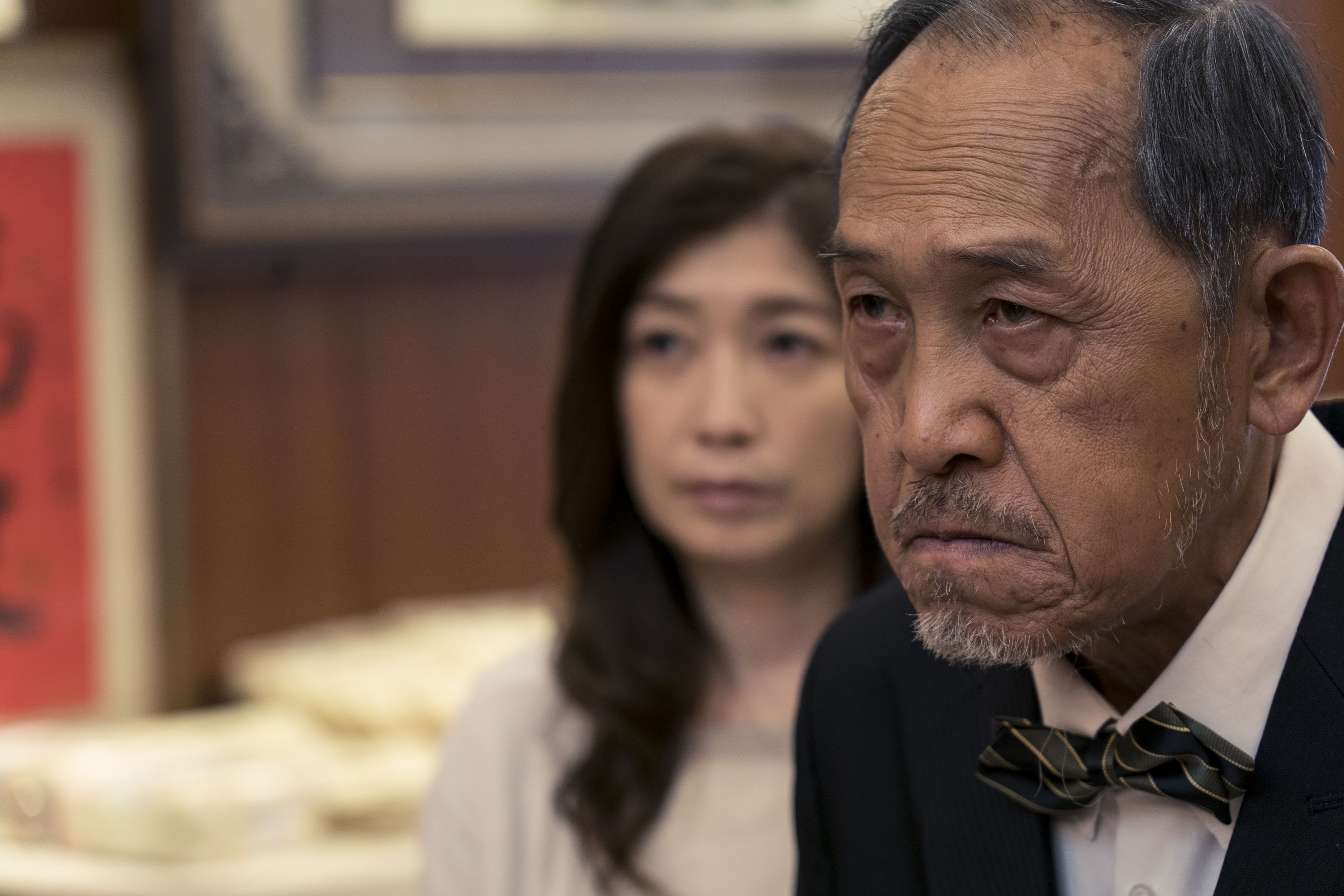 《老大人》透過小戽斗（右）的觀點，呈現老人長照的困境。（威視電影）