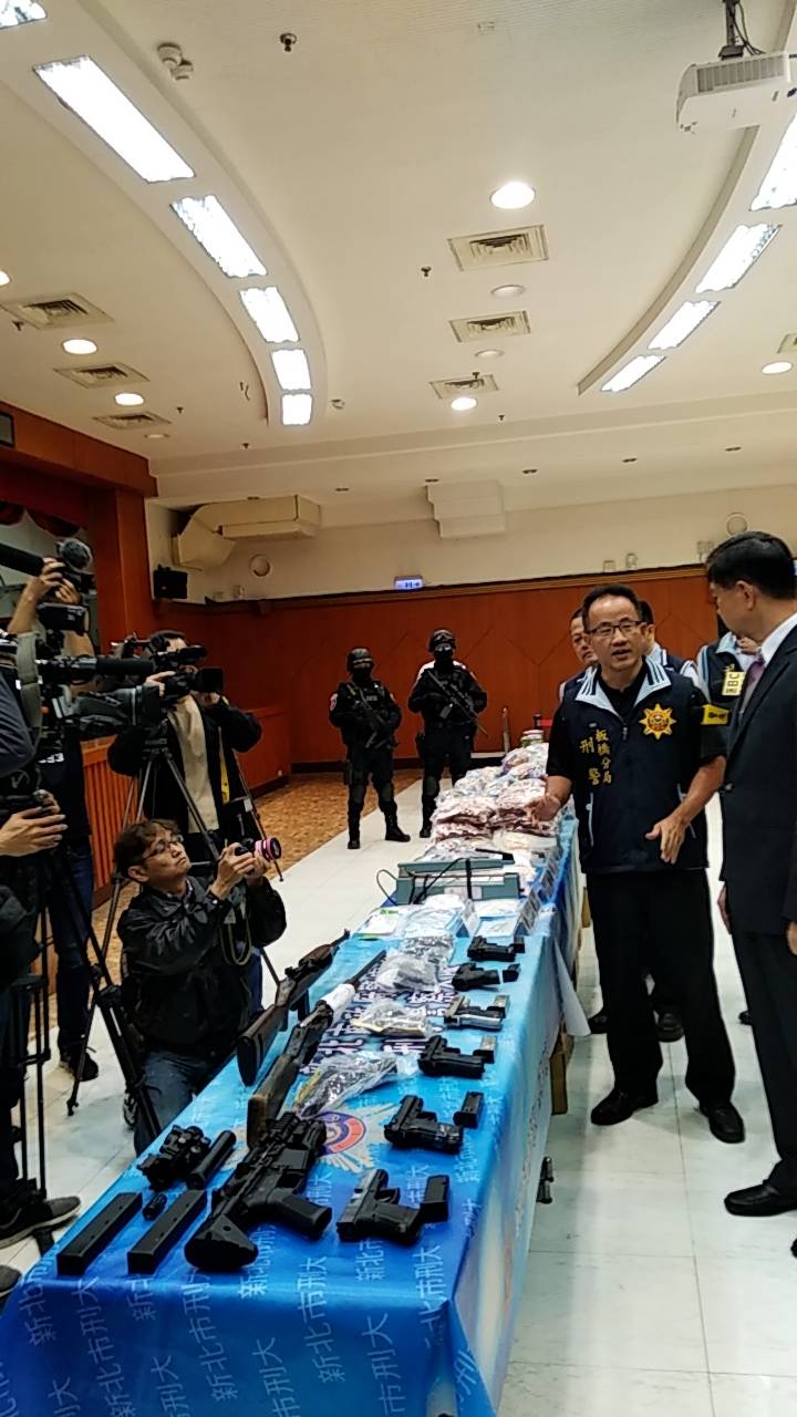 警政署從3月初規劃第一波安居緝毒專案，至今查獲13把長短槍。（翻攝畫面）